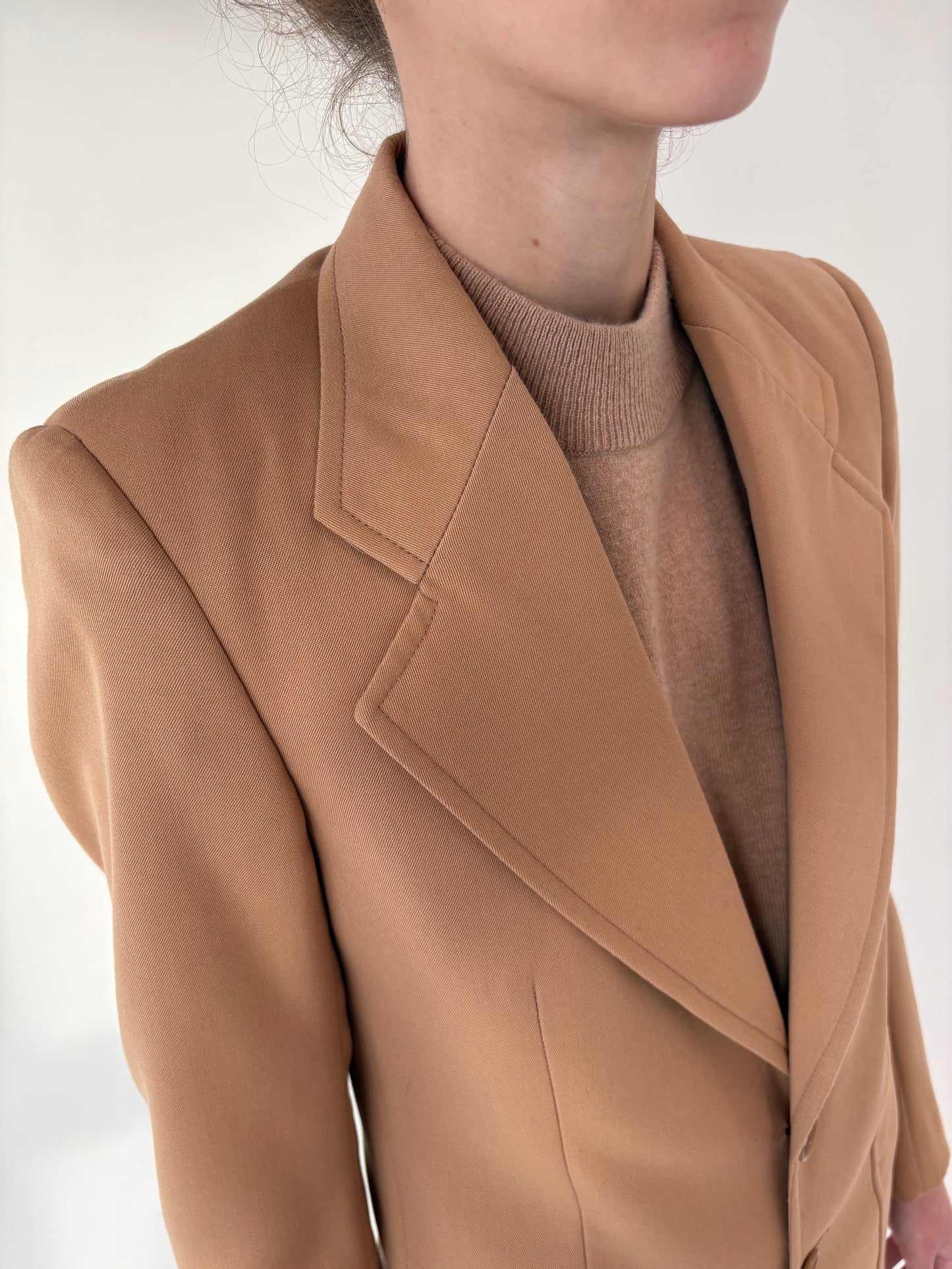 Costum camel din lana extrafina cu sacou în stil Prada si pantaloni evazați