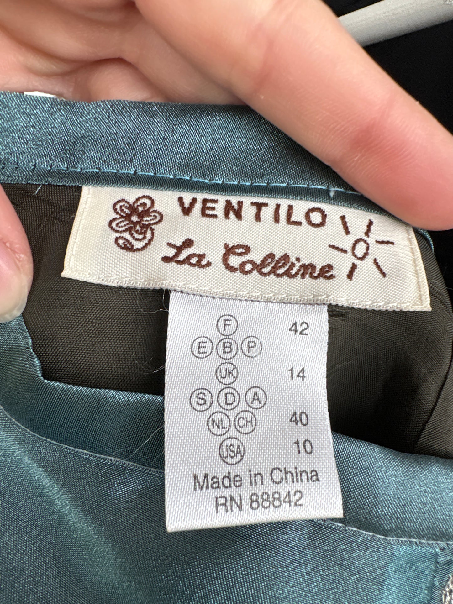 Fustă cu influențe asiatice din organza brodată in stil kebaya modernizat