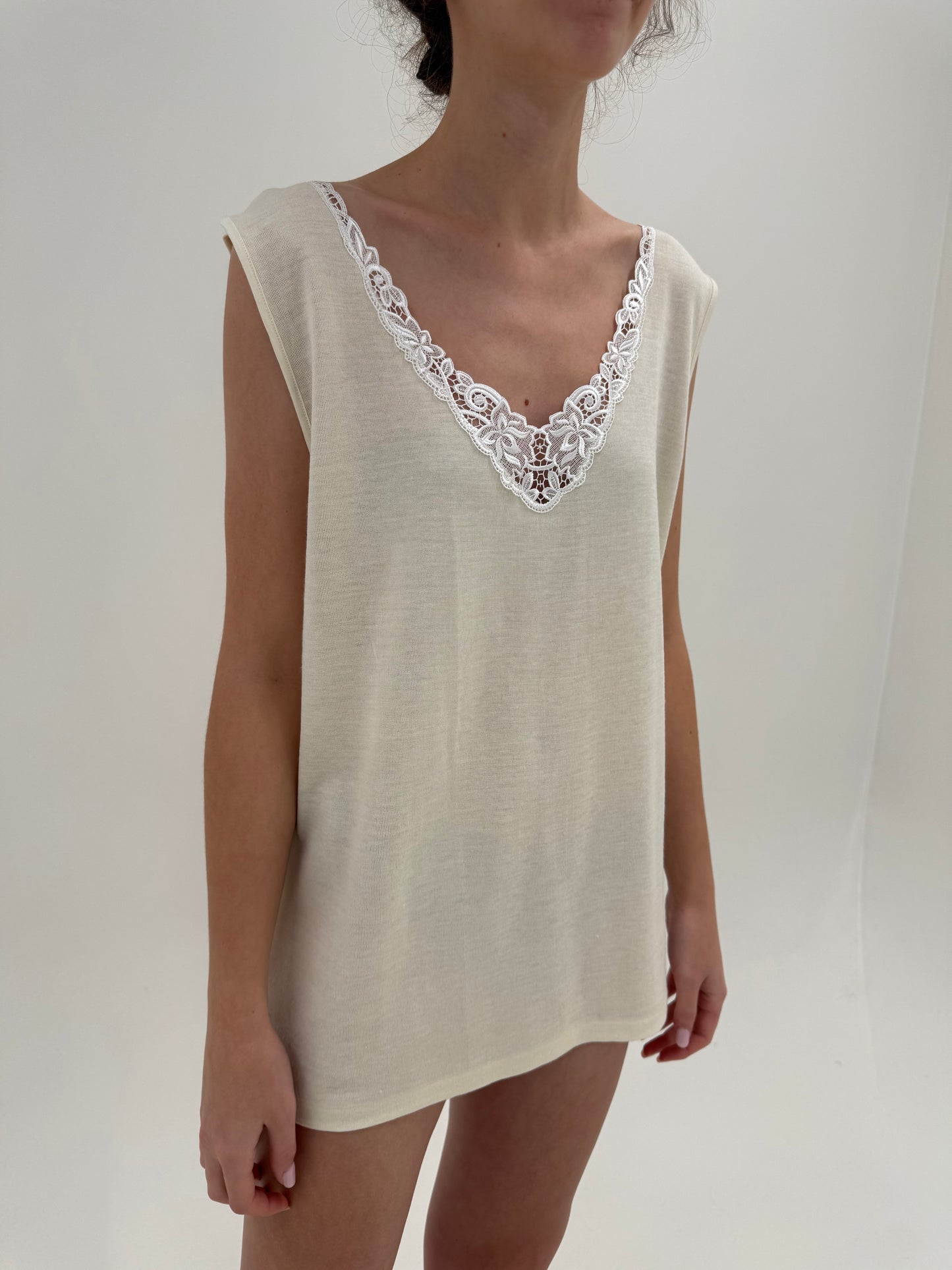 Top italian din lana extrafina irestringibila și dantelă