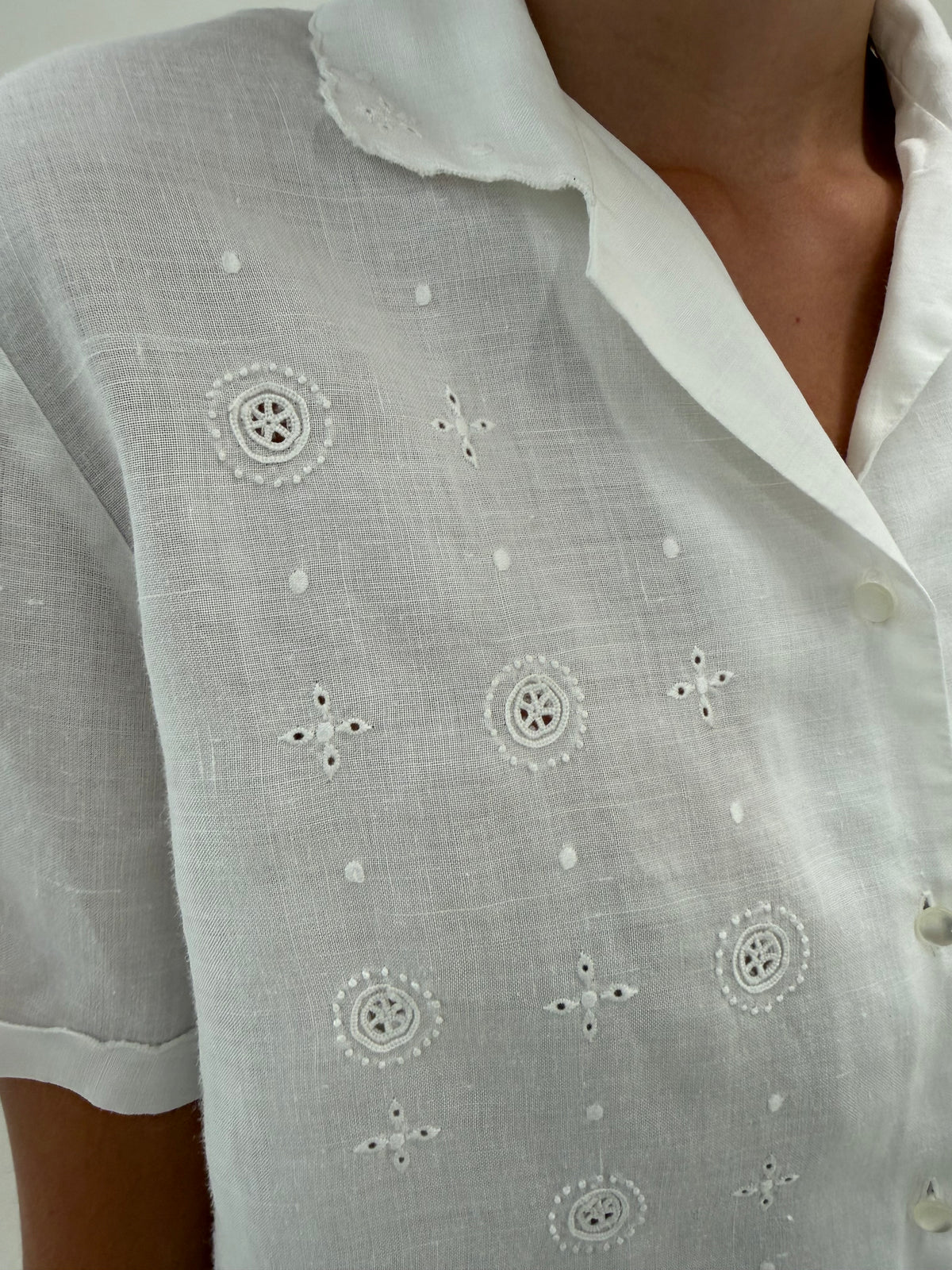 Cămașa bijuterie din in fin cu broderie manuală delicată geometrică