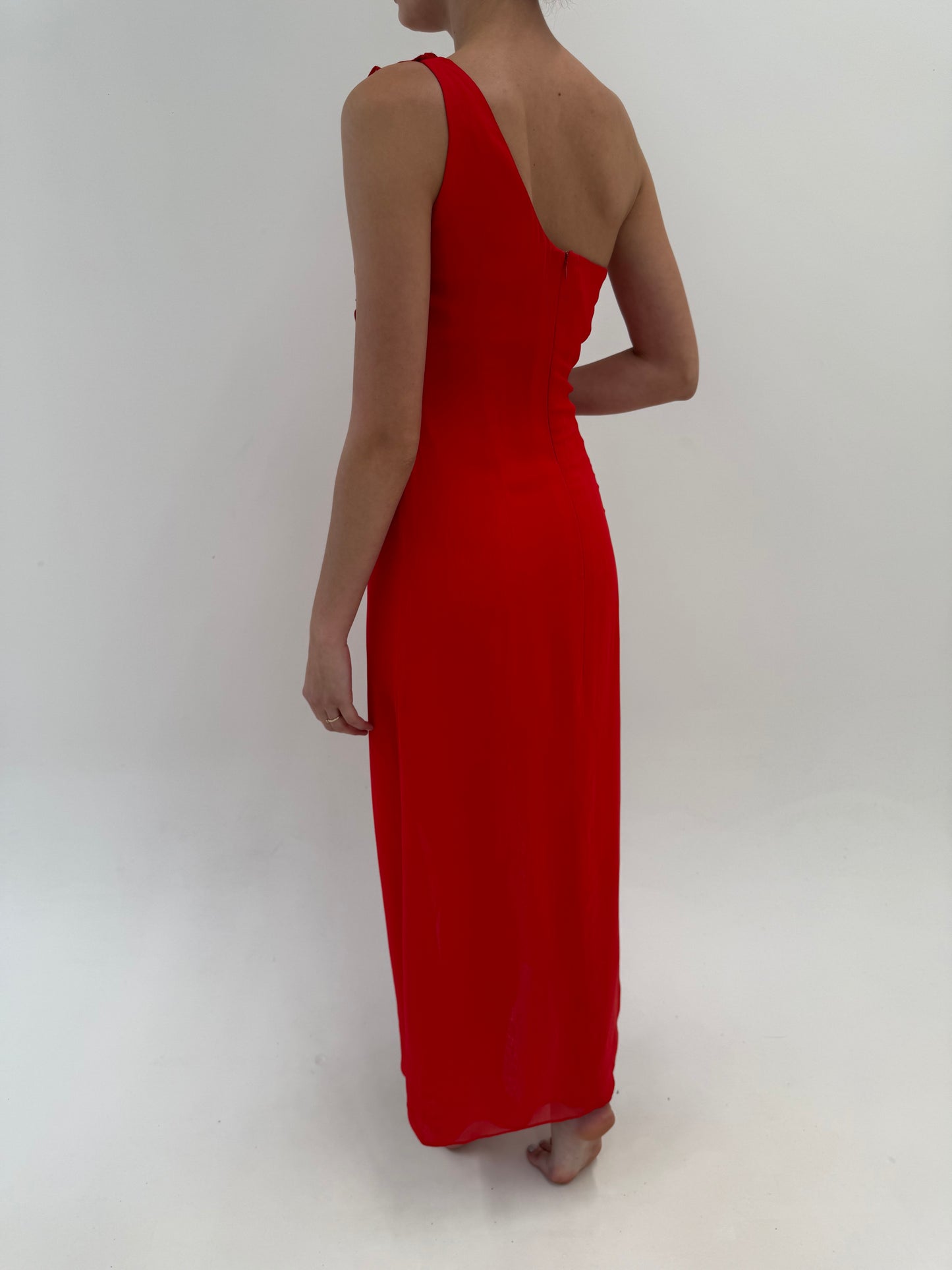 Rochie maxi cherry red de seară în croi elaborat asimetric cu corsaj