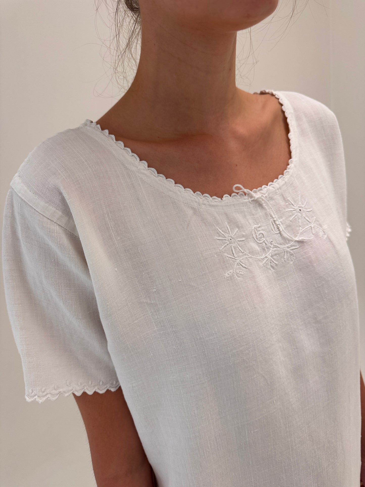 Rochie maxi excepțională din pânză de in cu broderie manuală delicată