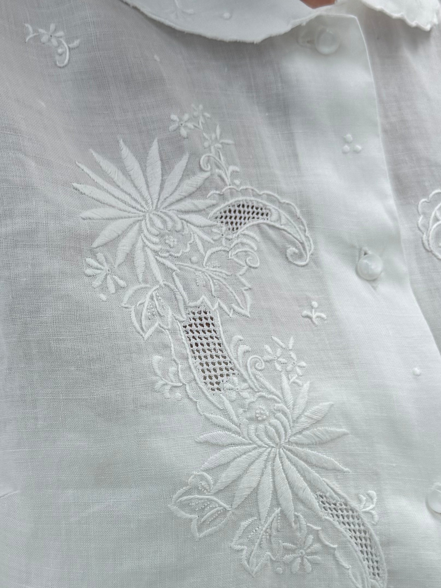 Cămașa din in premium cu broderie manuală delicată excepțională