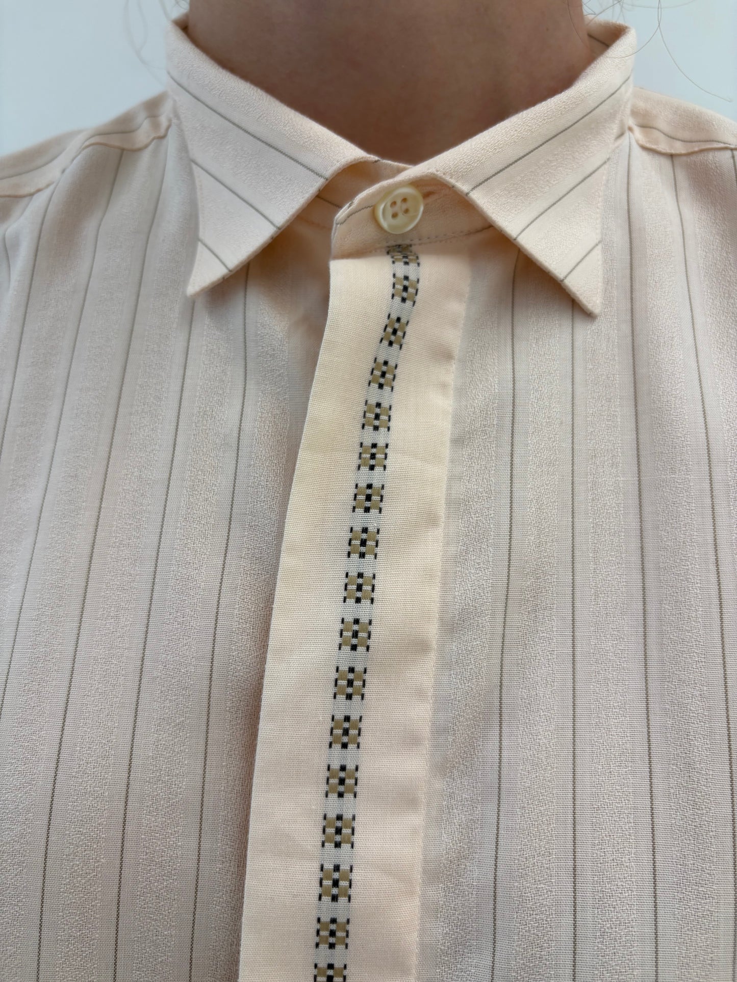 Cămașa vintage premium pink nude din poplin plin cu broderie geometrică