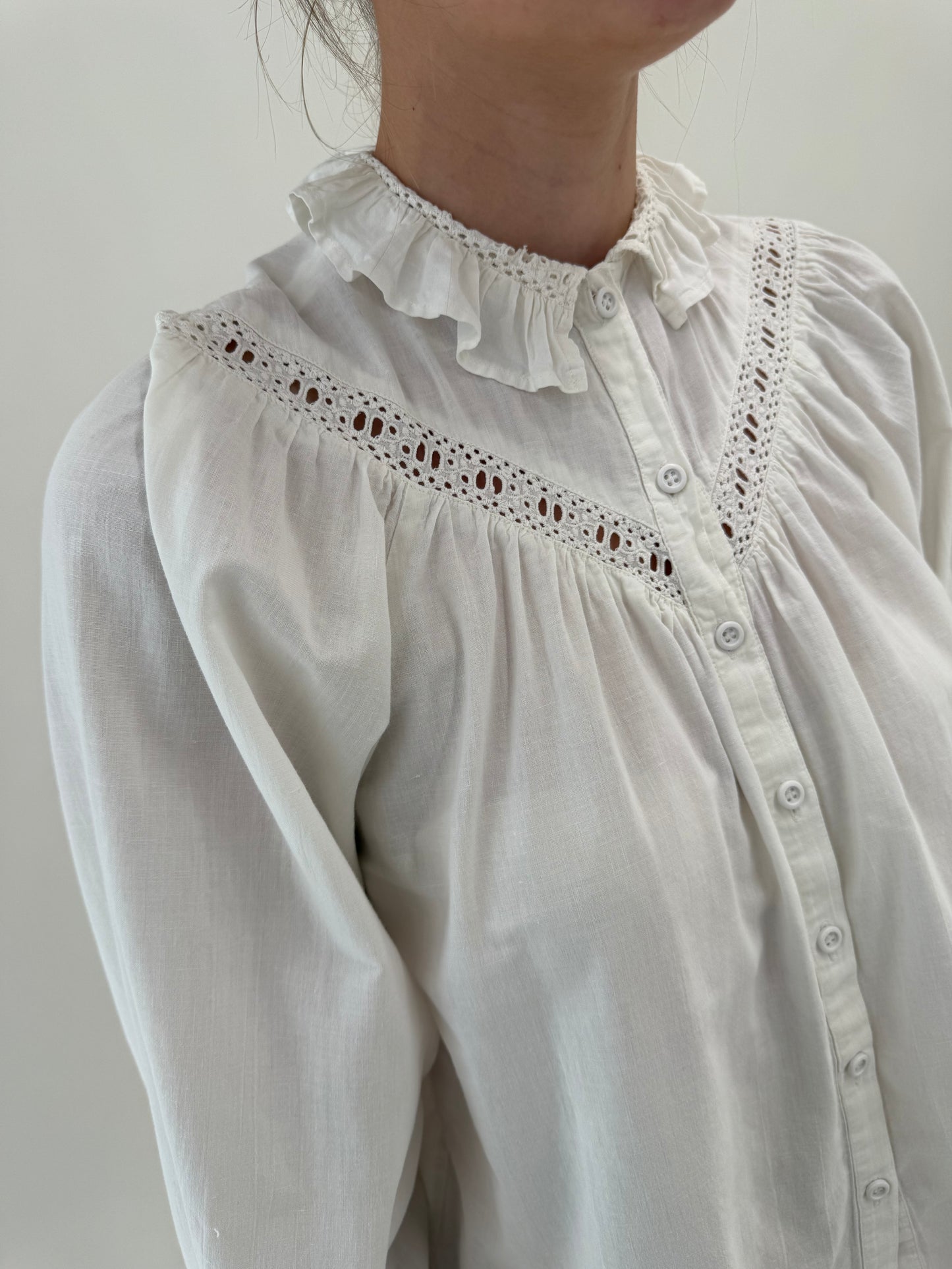 Cămașa vintage din pânză excepțională de bumbac cu broderie