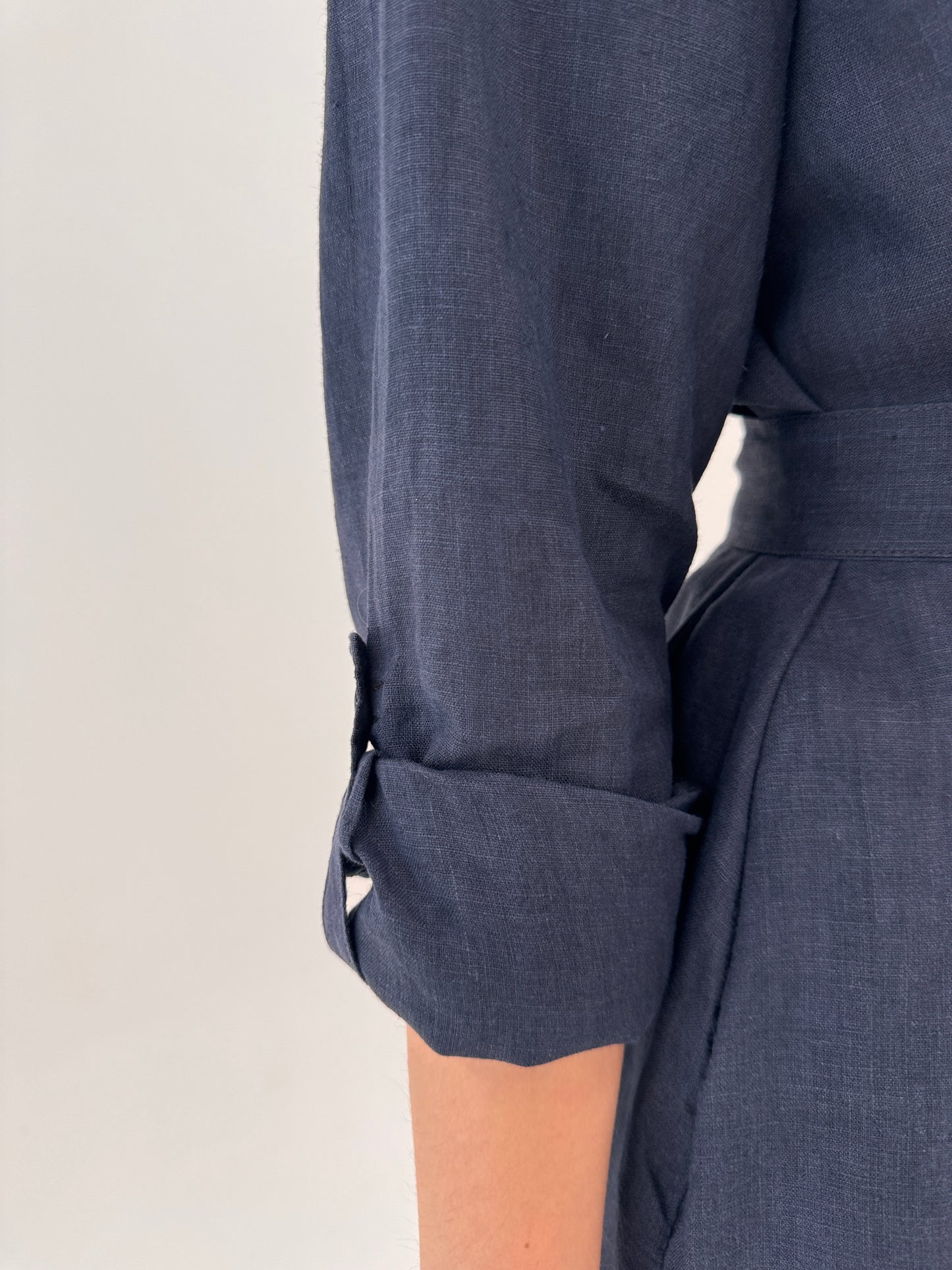 Rochie Navy cu cordon și mânecă reglabilă din panza de in și buzunare