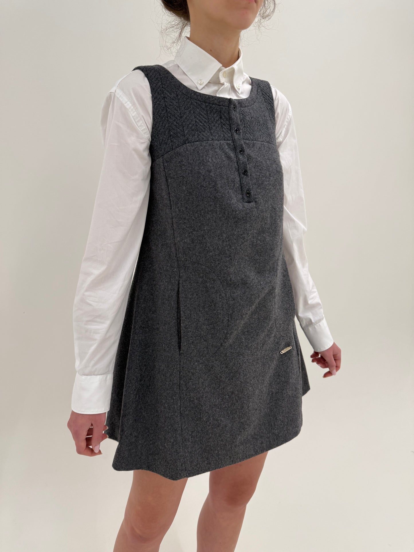 Rochie Burberry anii 90 din stofă de lana pieptănată în stilul preppy