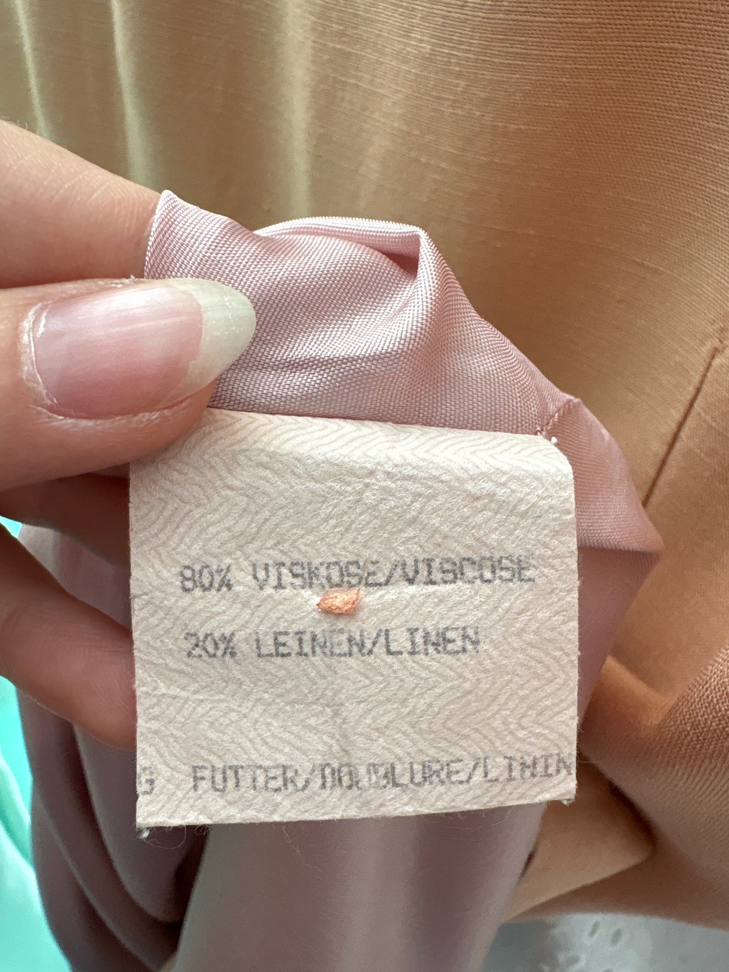 Rochie vintage nude cu nasturi aurii metalici în croi clasic atemporal din pânză de in