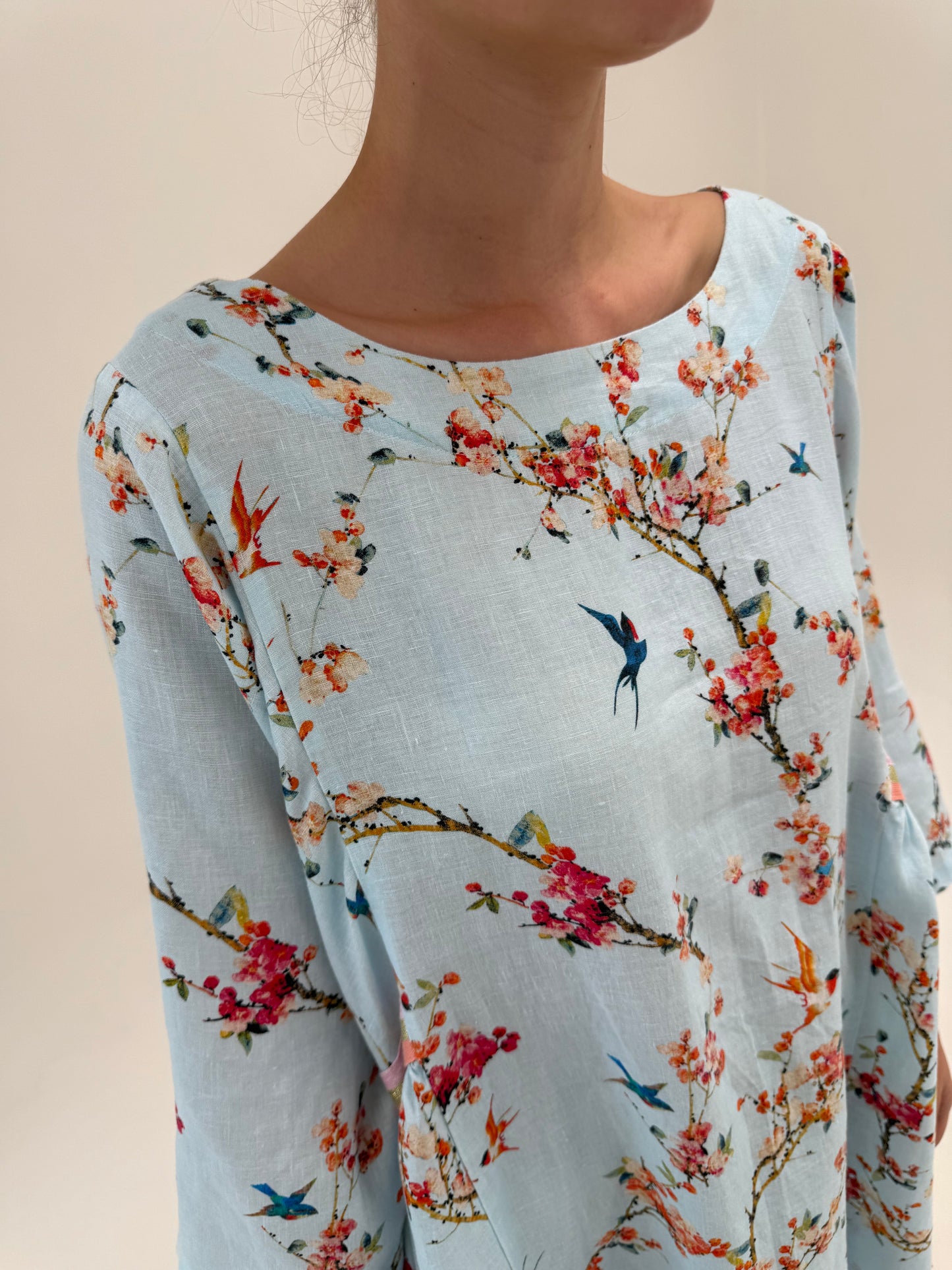 Rochie baby blue din in premium în croi foarte lejer și print cu flori de cireș