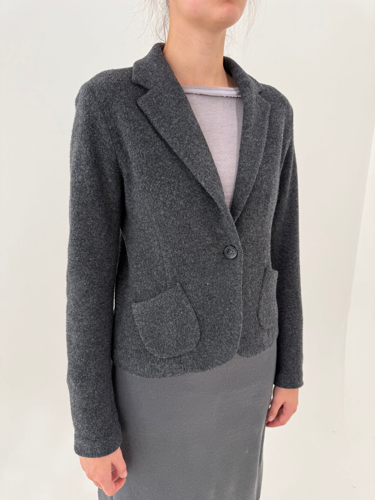 Sacou charcoal gray din boiled wool cu buzunare aplicate în croi ușor cambrat