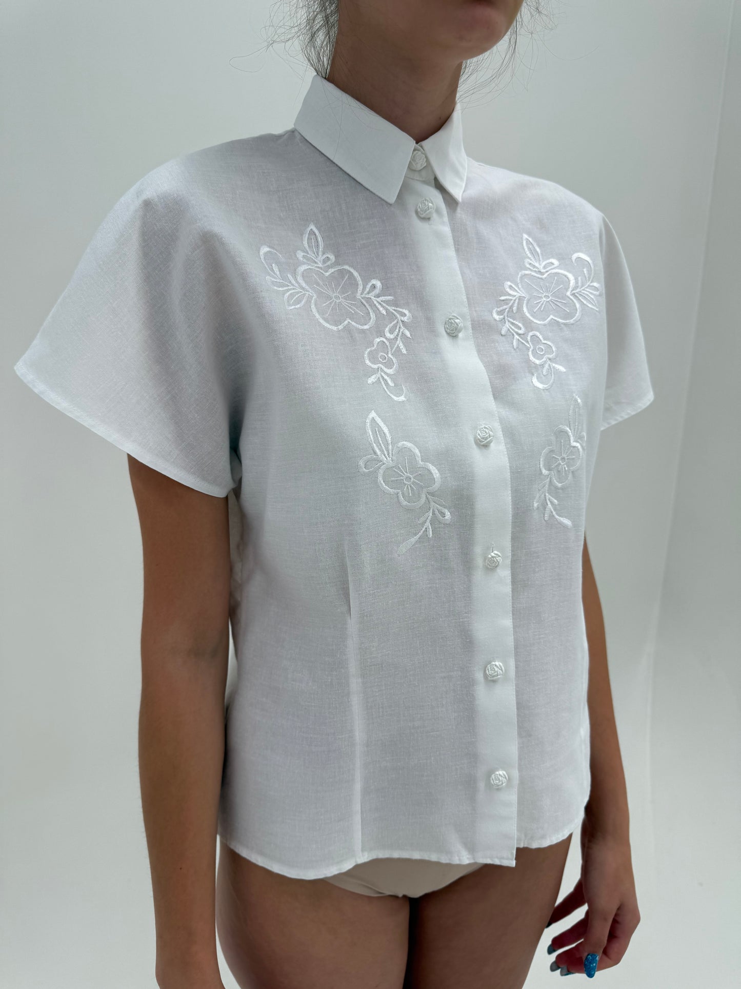 Cămașa din pânză fină de in în croi chic cu broderie