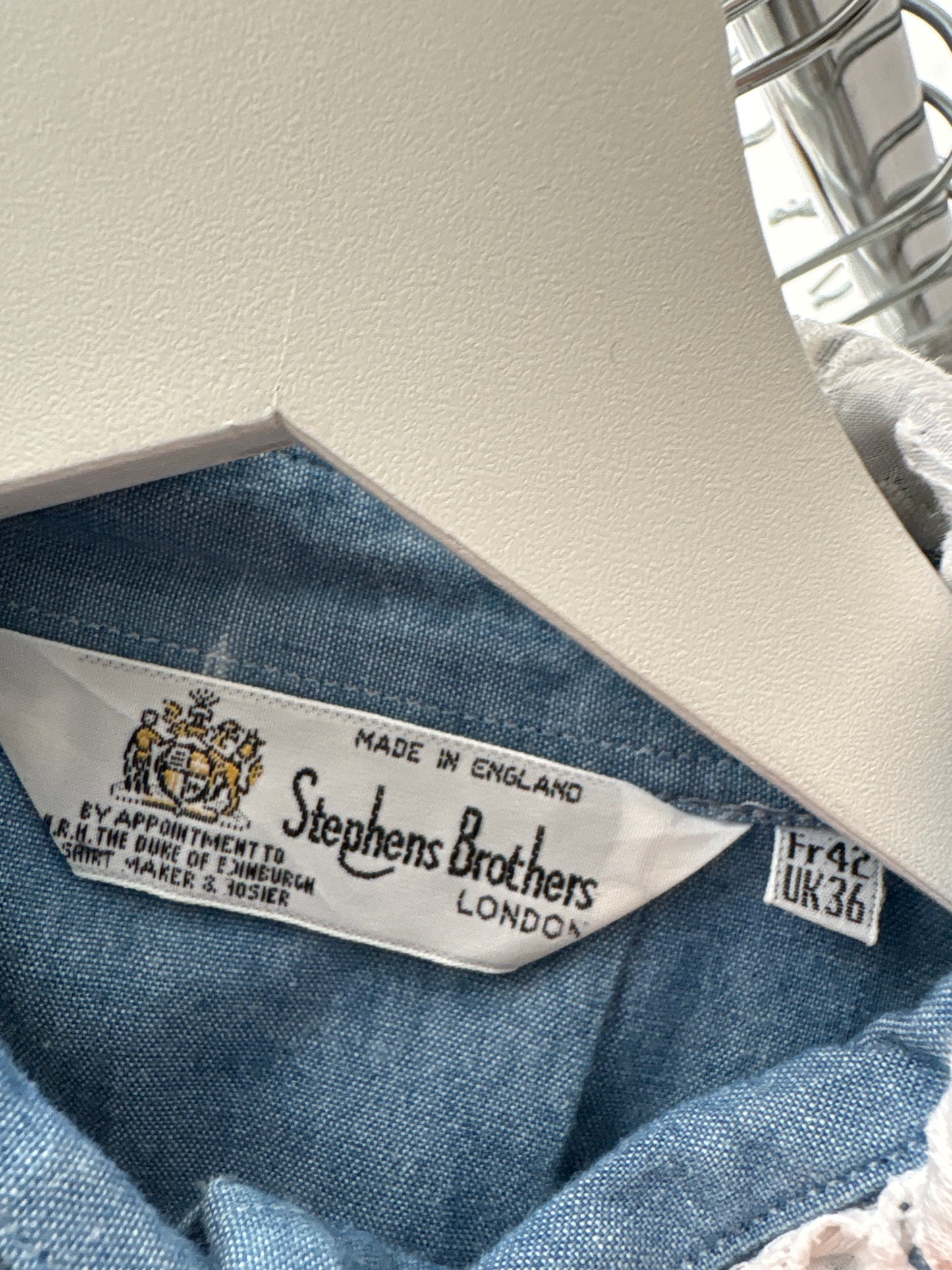Rochie jeans blue cu nasturi aurii și guler cu broderie anglaise manual