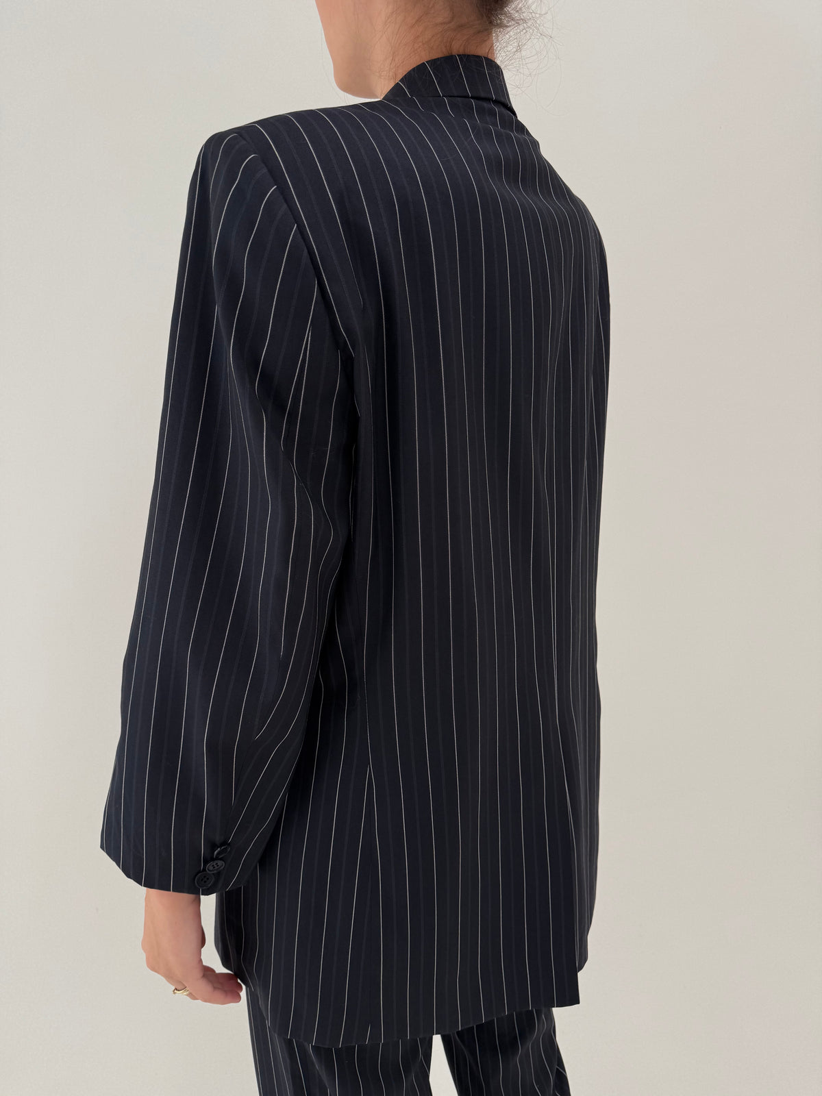 Costum luxury Gianfranco Ferre din lana extrafina și mătase naturală în dungi fine verticale
