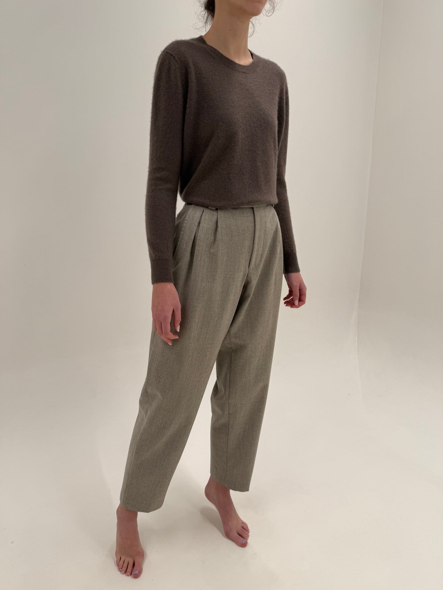 Pantaloni nude cu talie ultra înaltă și pense adânci din lana plină extrafina