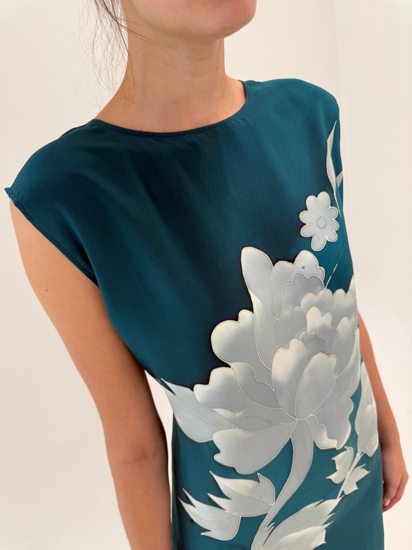 Rochie din mătase naturală ocean blue cu print floral superb în croi minimalist