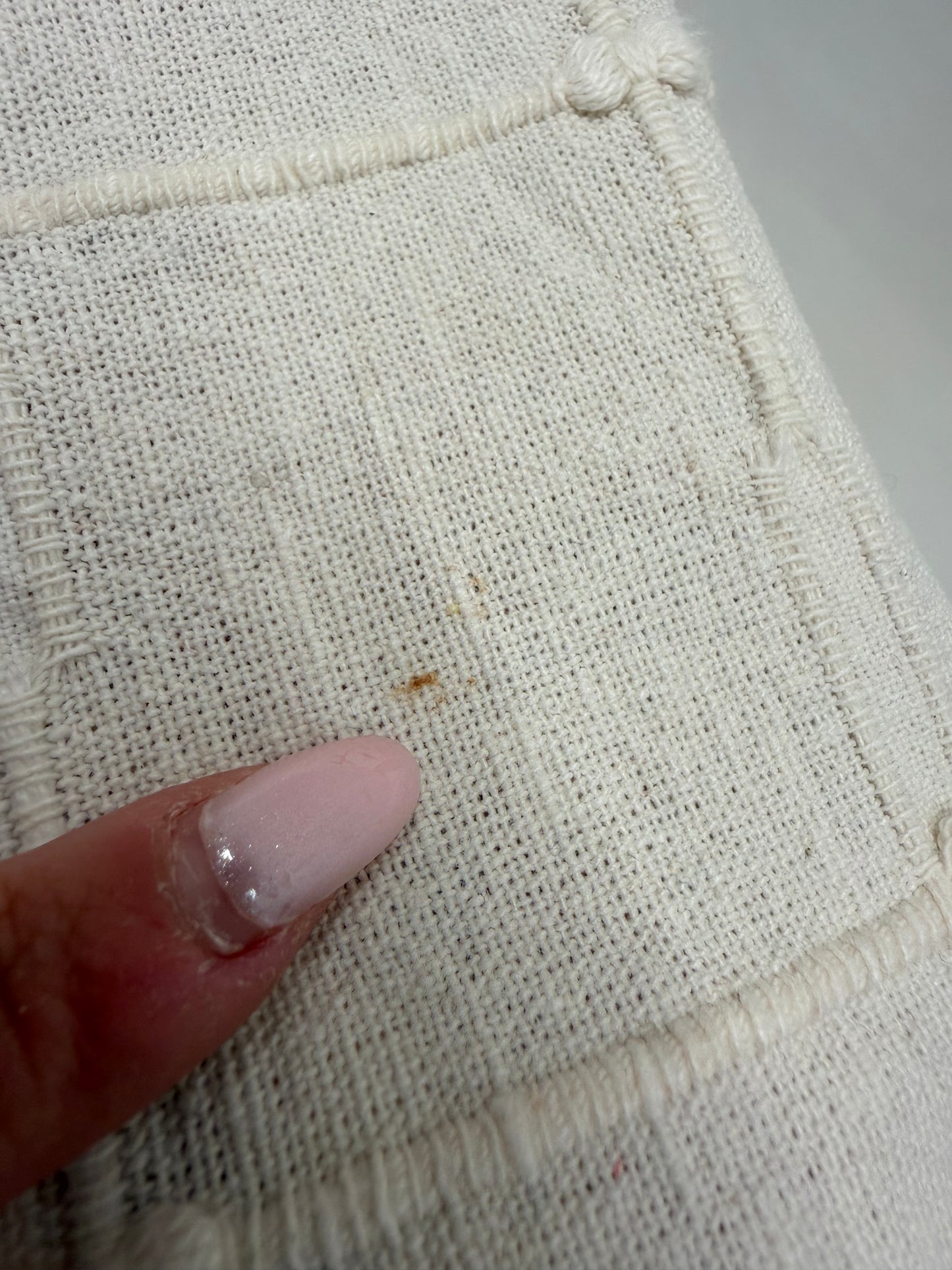 Tunica din pânză lucrată manual cu franjuri, macrame si decorațiuni din lemn