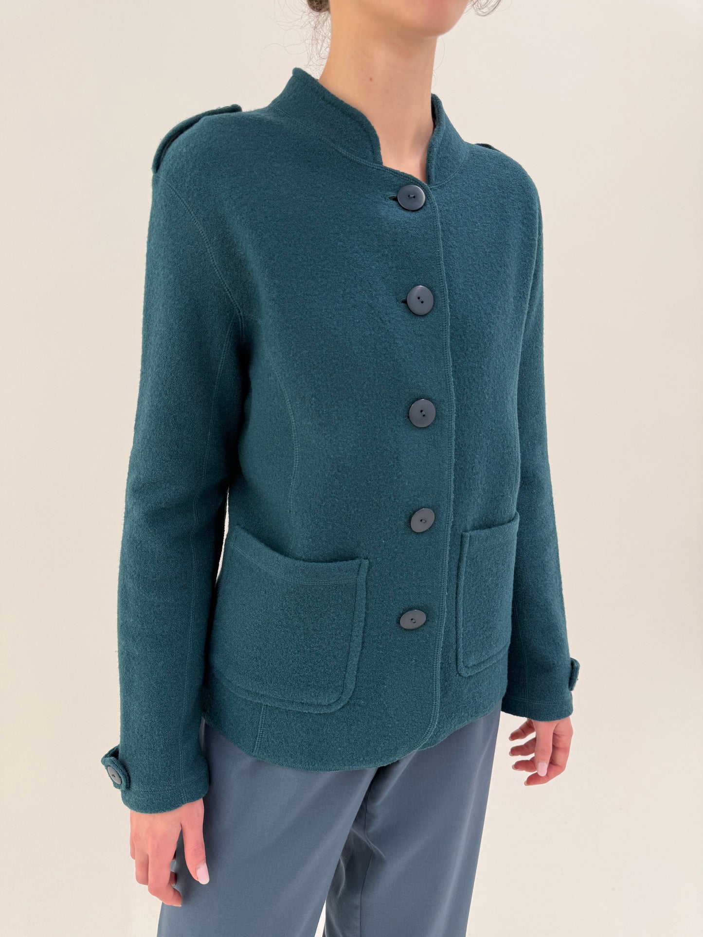 Sacou în nuanța superbă cu influențe military din boiled wool extrafin