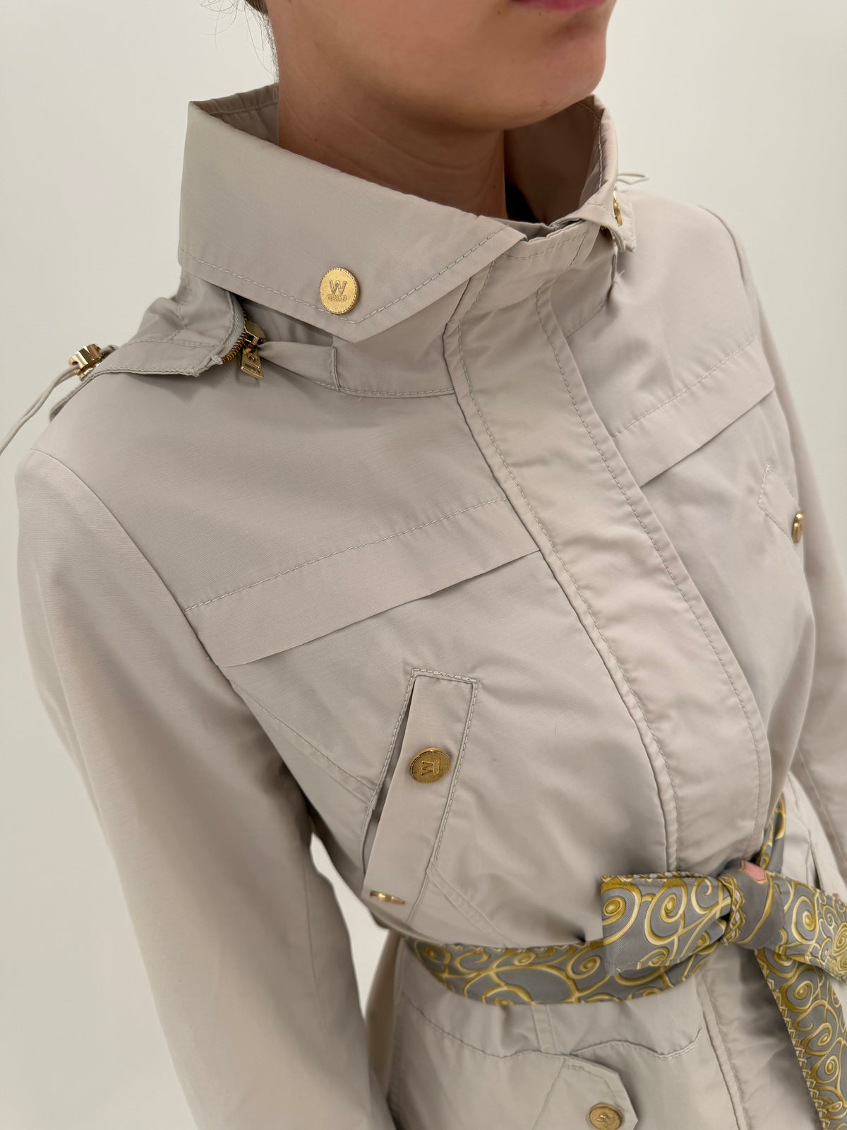 Trench Max Mara cu gluga din material impermeabil cu feronerie aurie warm gray