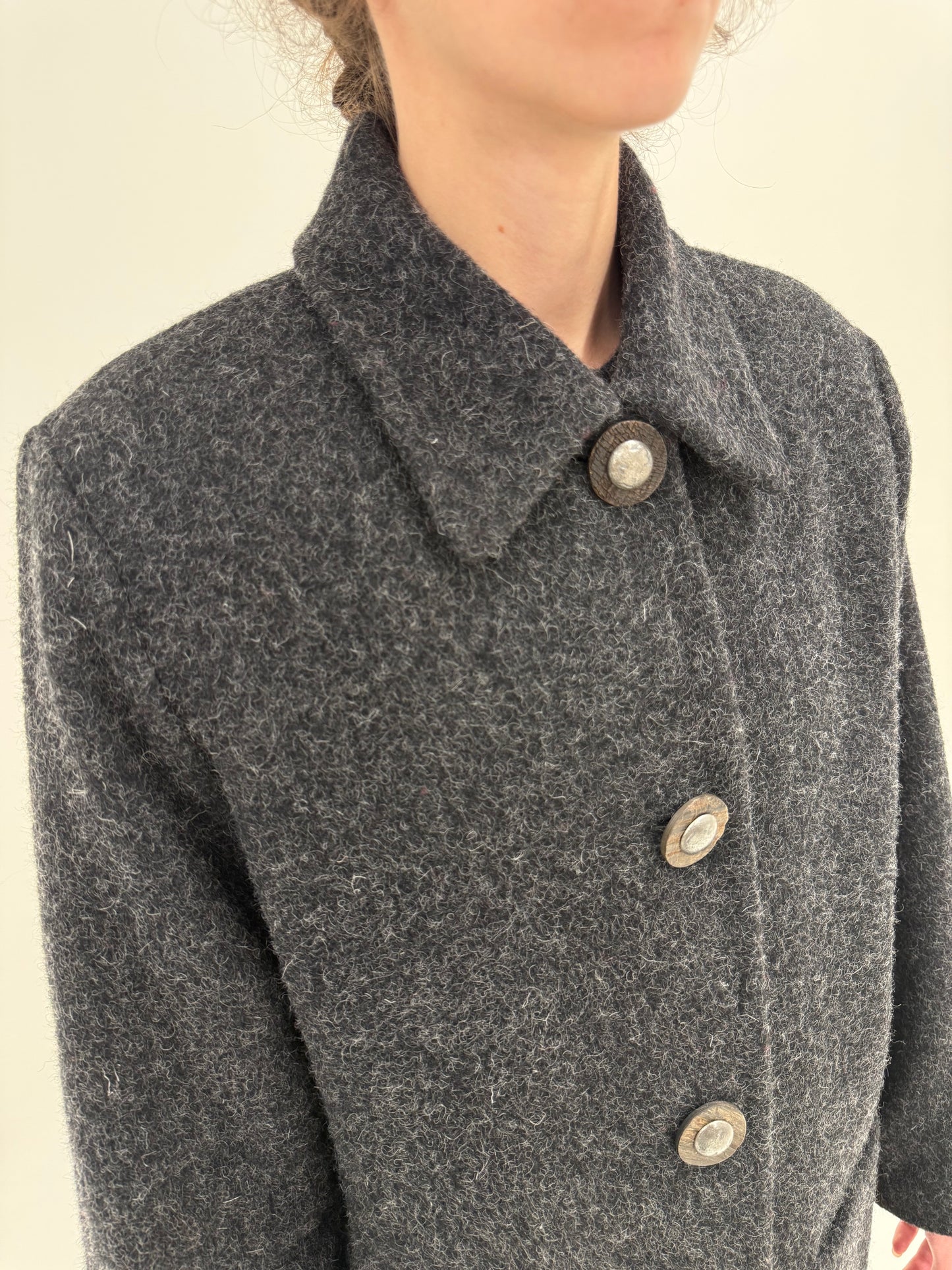 Palton din lana groasă charcoal gray în croi minimalist revenit în trend