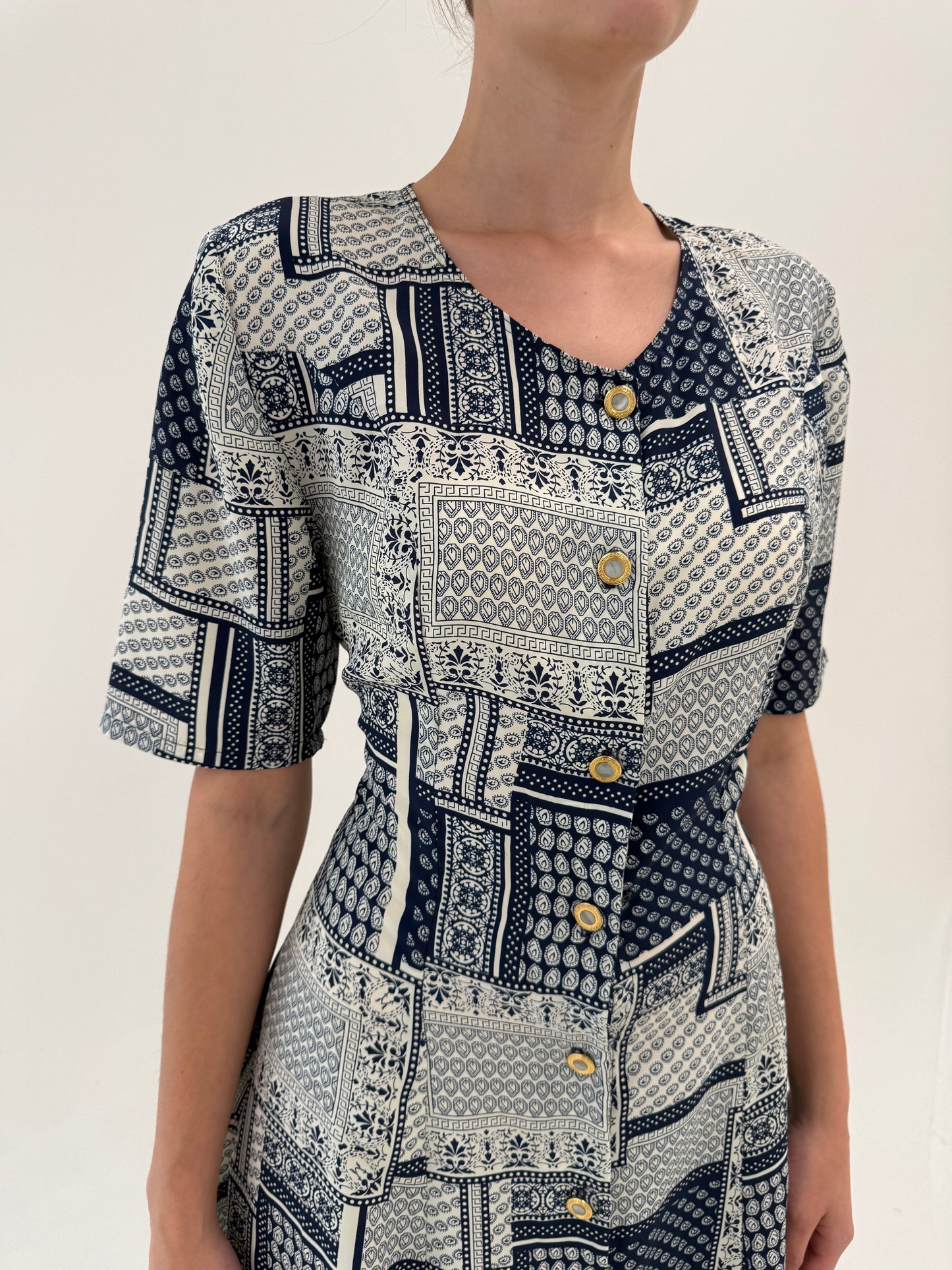 Rochie vintage maxi vaporoasă cambrata cu nasturi metalici aurii bijuterie