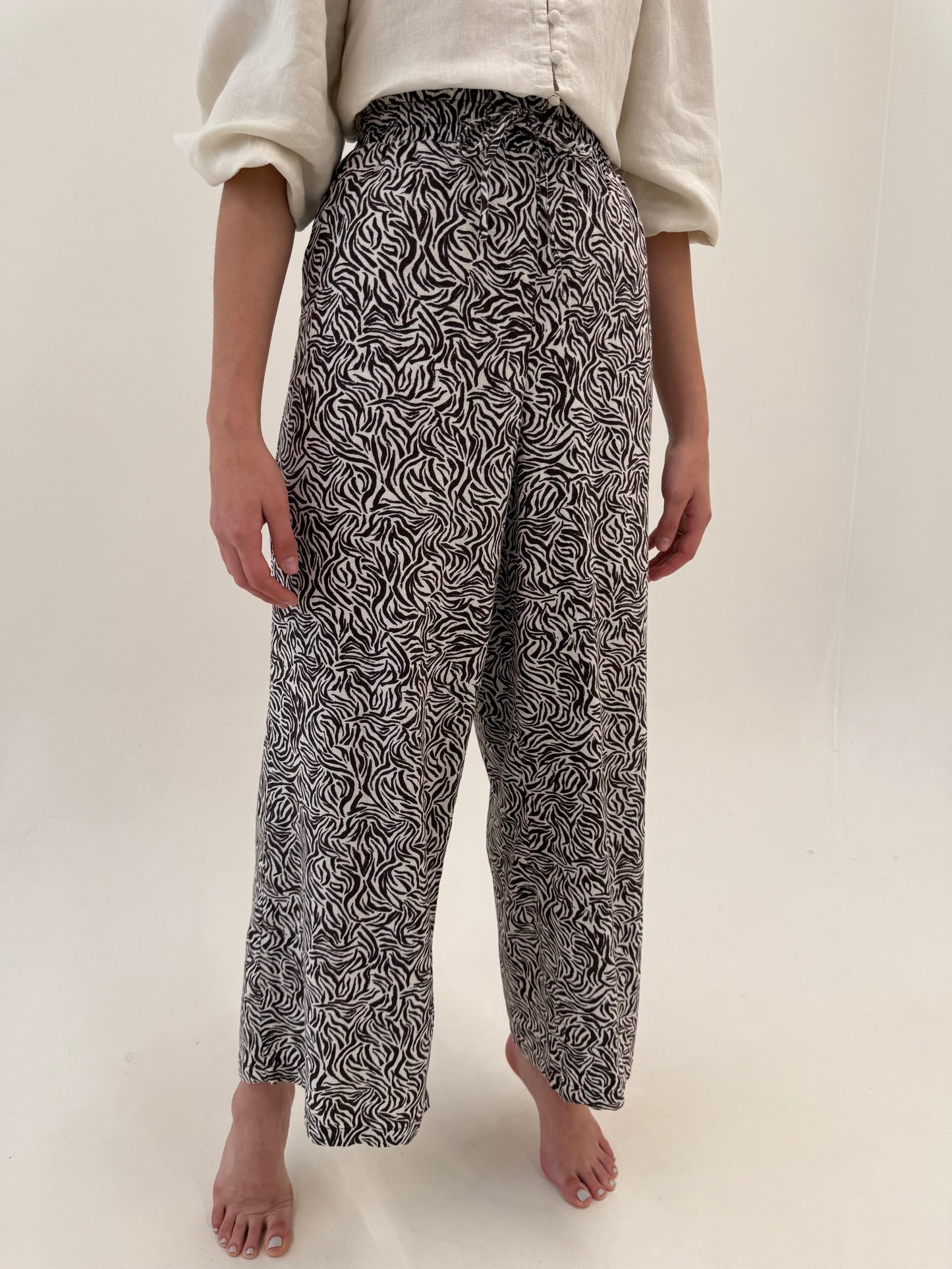Pantaloni palazzo din in cu print chocolate brown cu talie ultra înaltă elastică