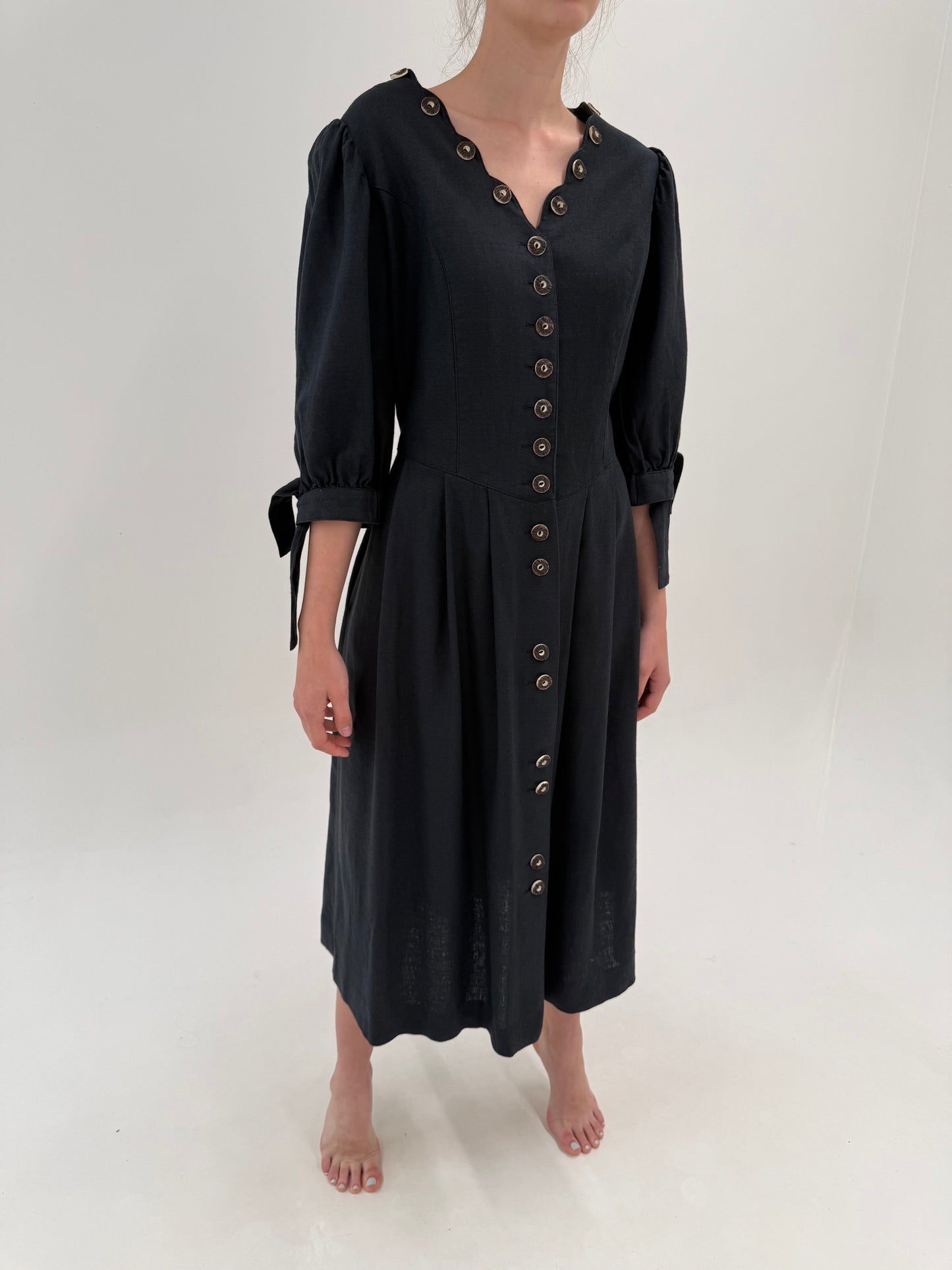 Rochie vintage neagră din pânză grea de in și vâscoza cu corsaj și mâneci ușor bufante
