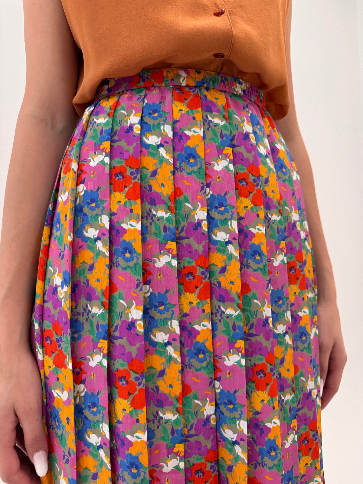 Fustă vintage plisată cu print floral în culori tari și talie ultra înaltă elastică