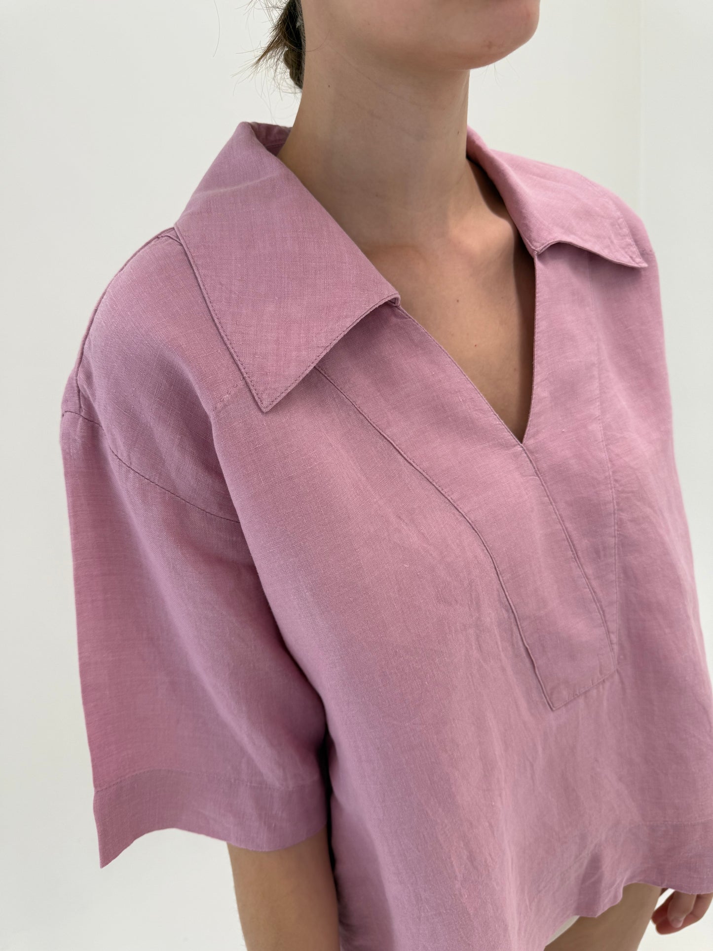Cămașa din pânză de in dusty rose pink in croi lejer minimalist