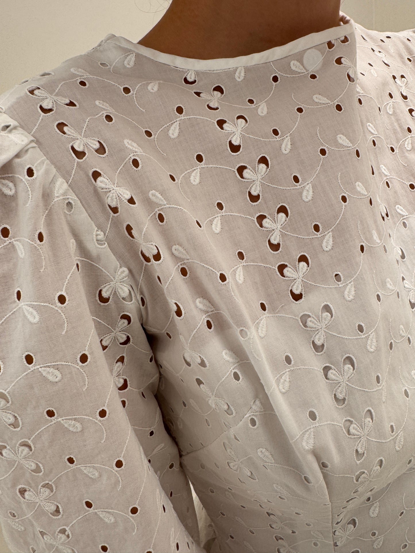 Rochie vintage anii 50 integral brodată cu corsaj și fustă ultra amplă și detalii feminine