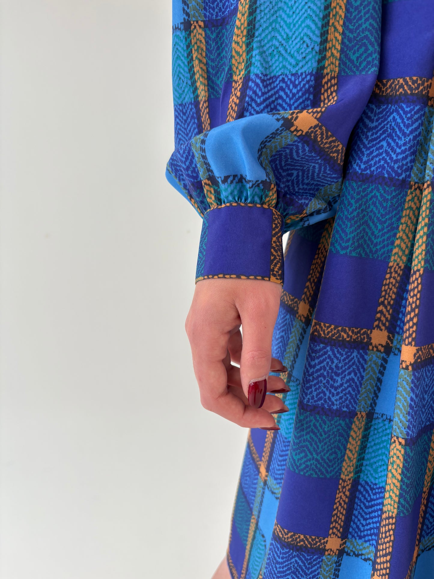 Rochie vintage în carouri cu talie marcată, fustă plisată și buzunare