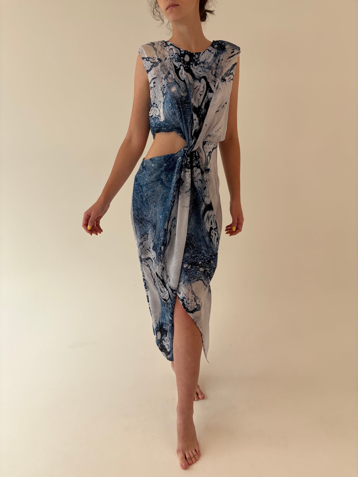 Rochie cu print superb în nuanțe de albastru cu decupaje chic