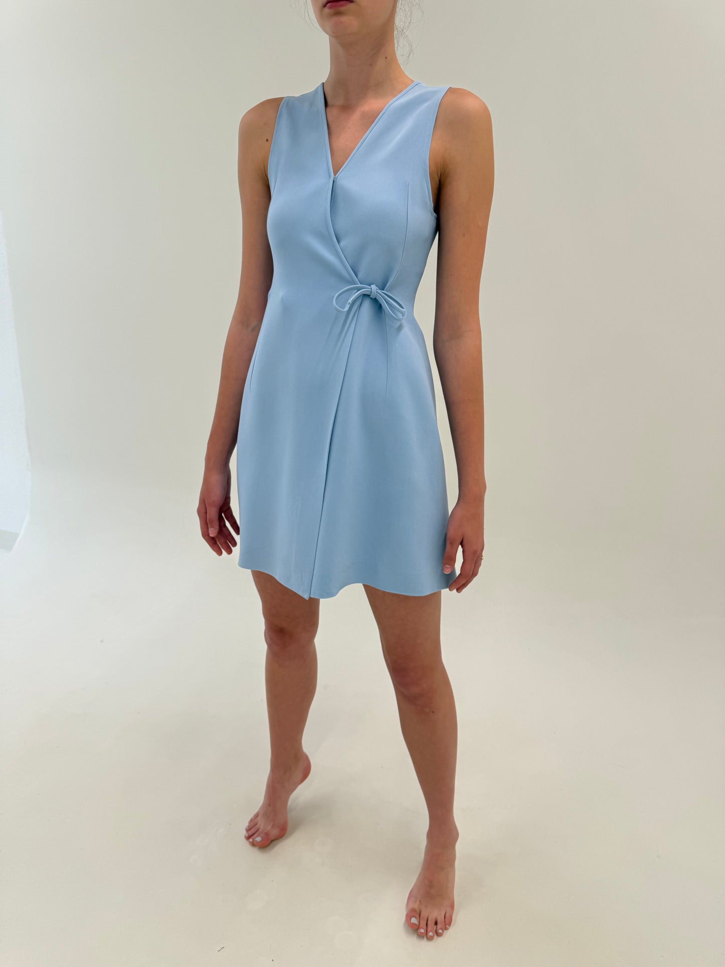 Rochie Moschino baby blue în croi petrecut și fundițe la spate