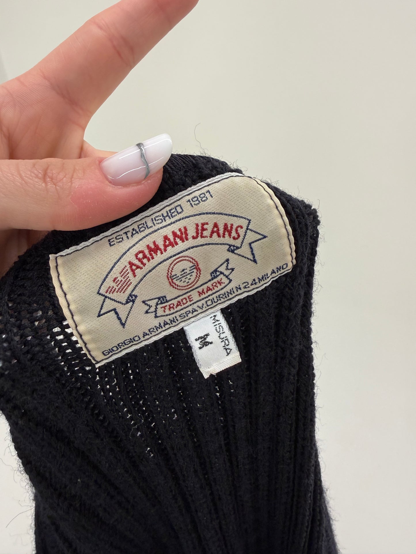 Cardigan negru Armani din lana extrafina ribbed în croi feminin