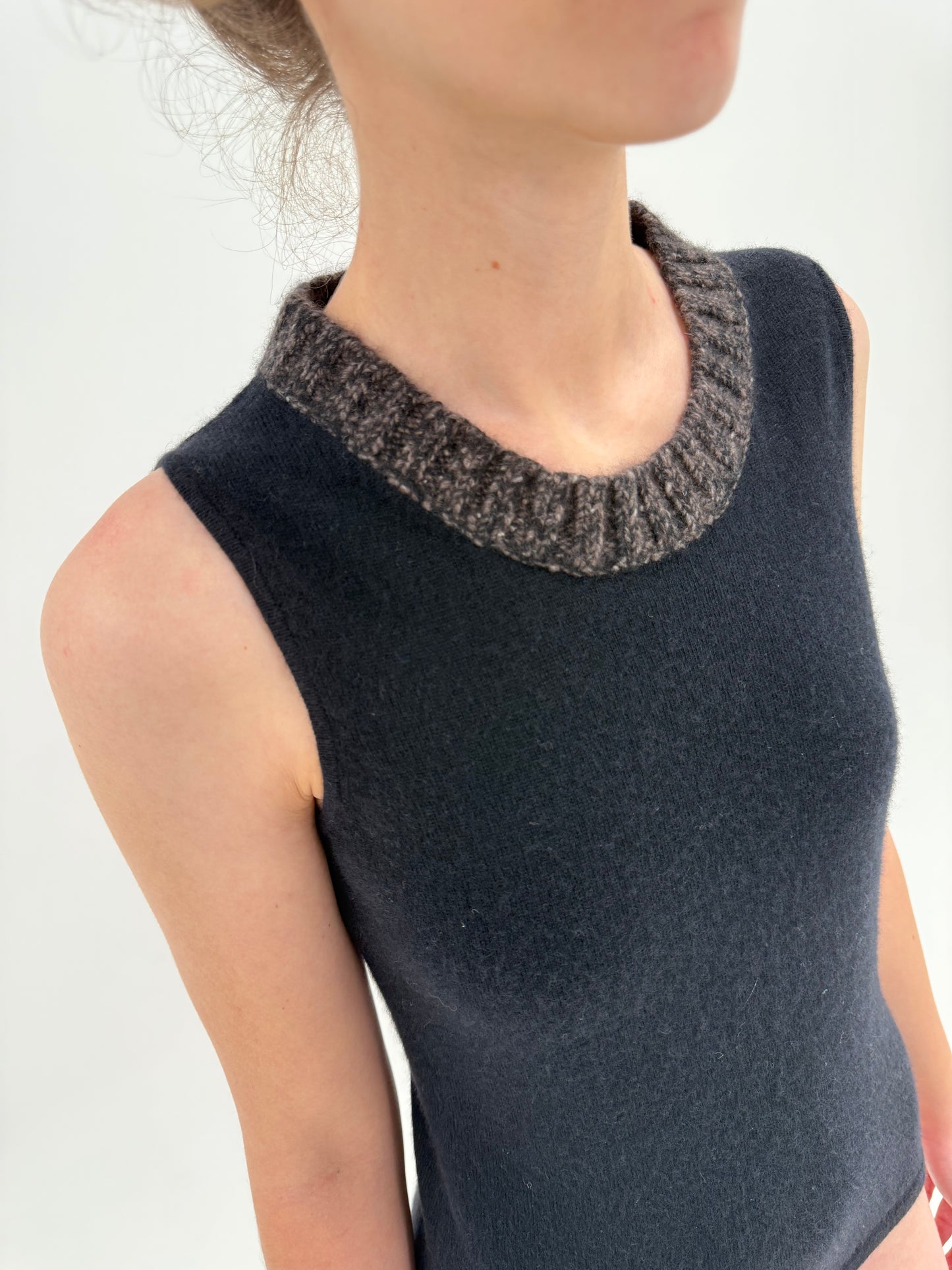 Top negru cambrat din cașmir