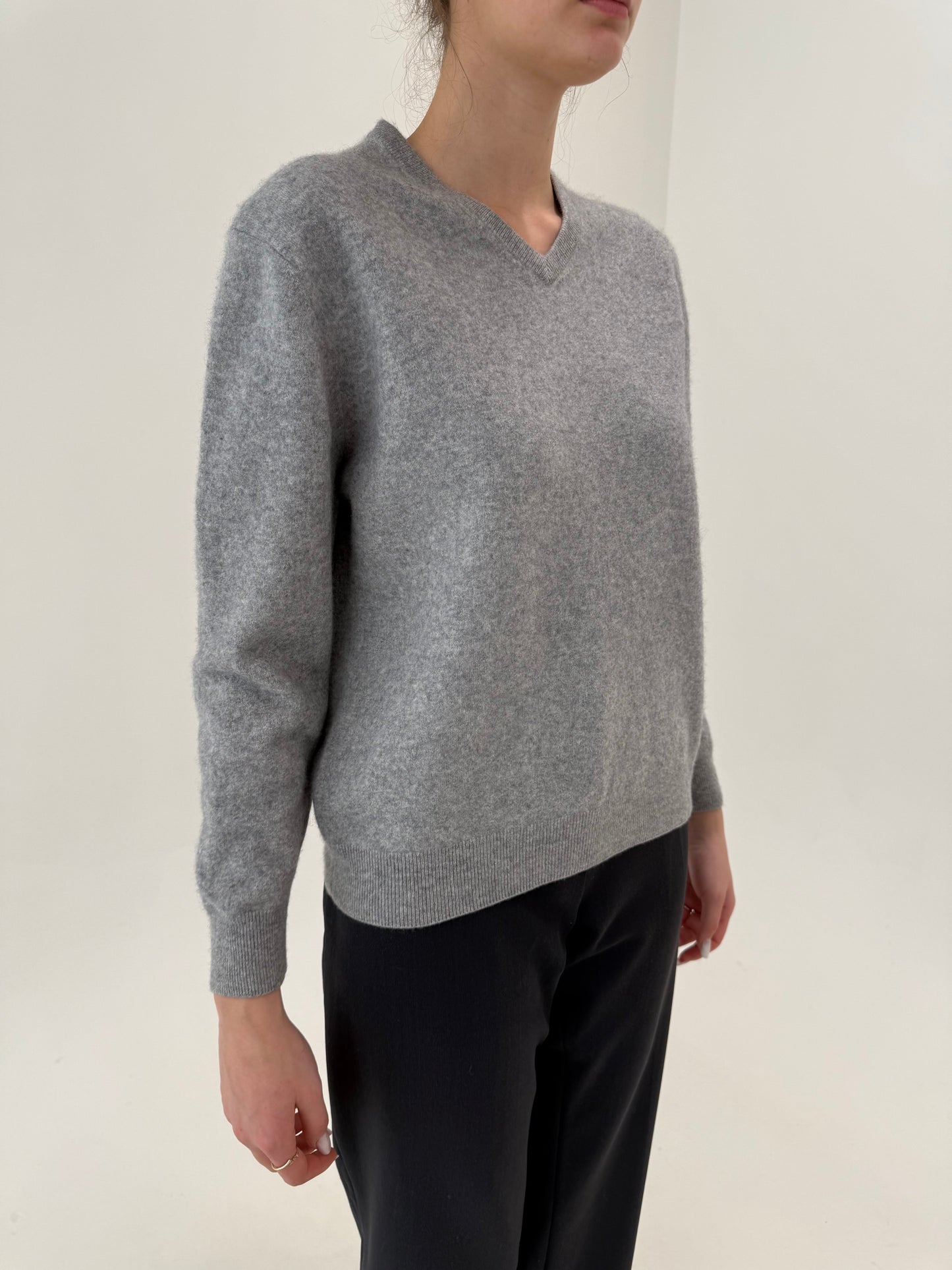 Pulover silver gray din cașmir în anchior cu manșete îngustate