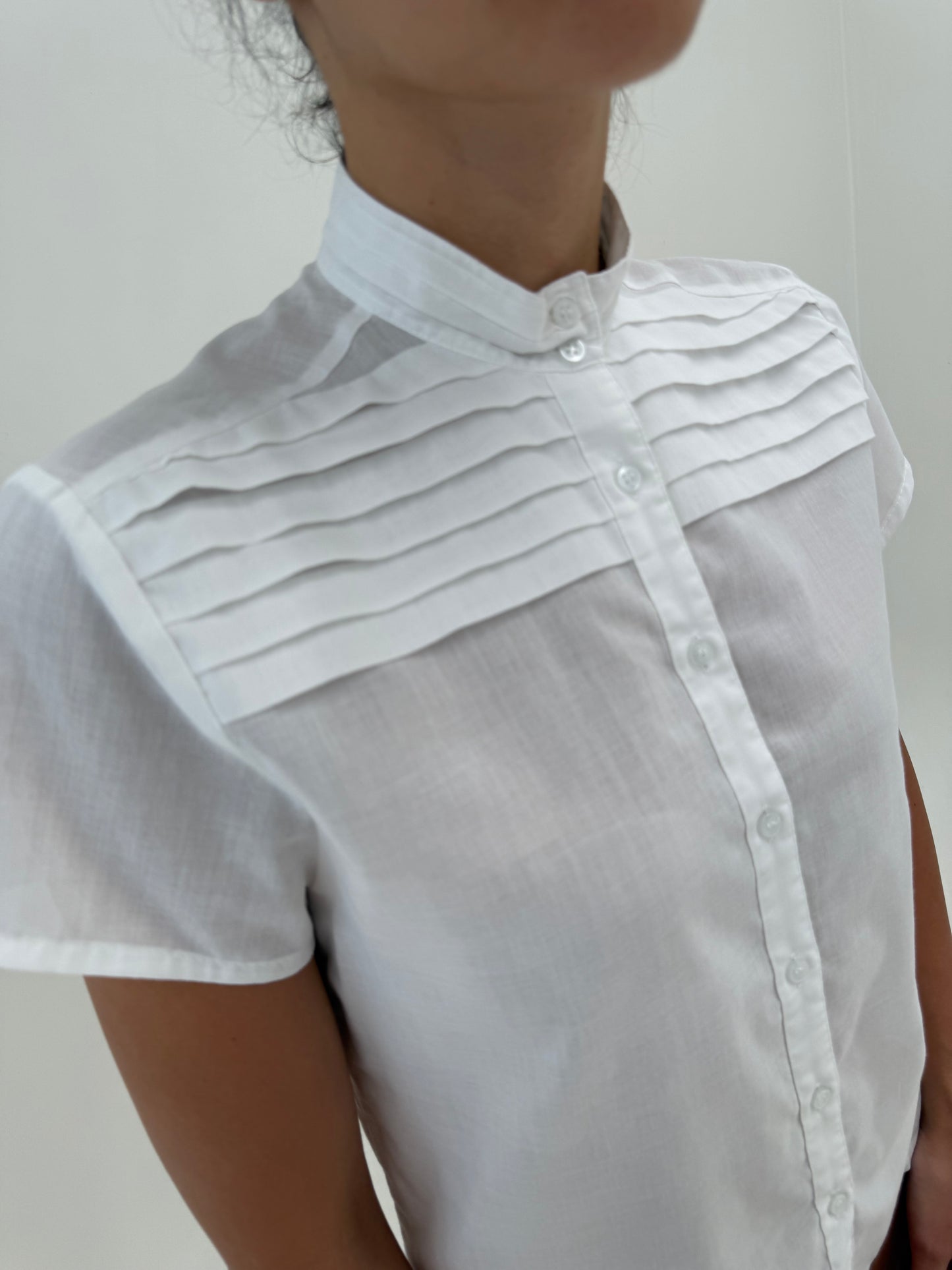 Cămașa vintage în croi retro modern din panzica fină de bumbac cu pliseuri decorative
