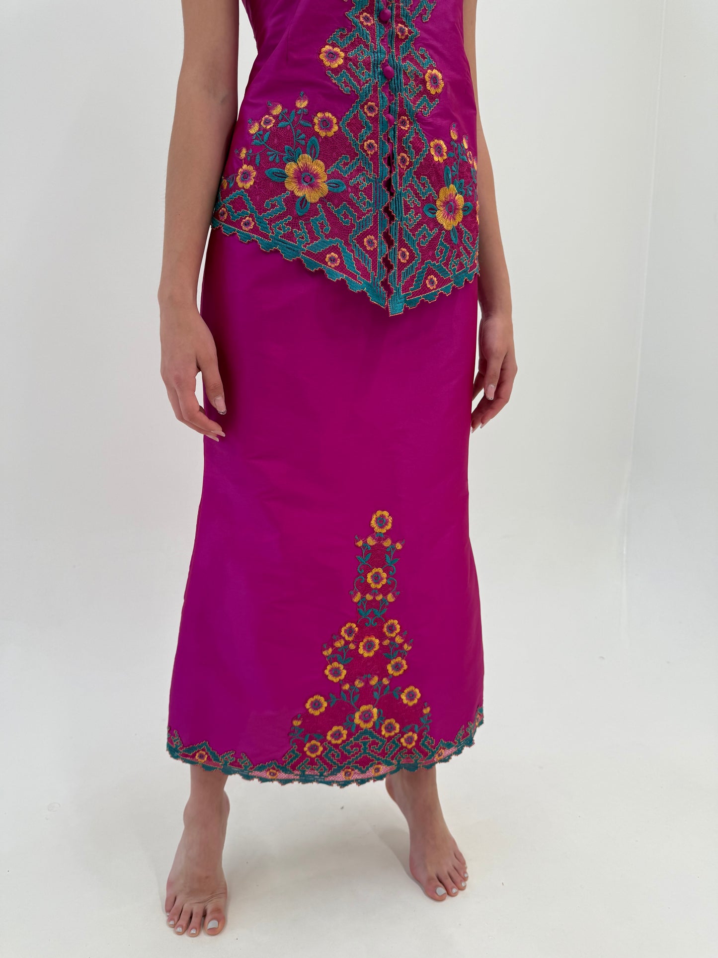 Set fucsia din tafta de mătase naturală cu broderie superbă