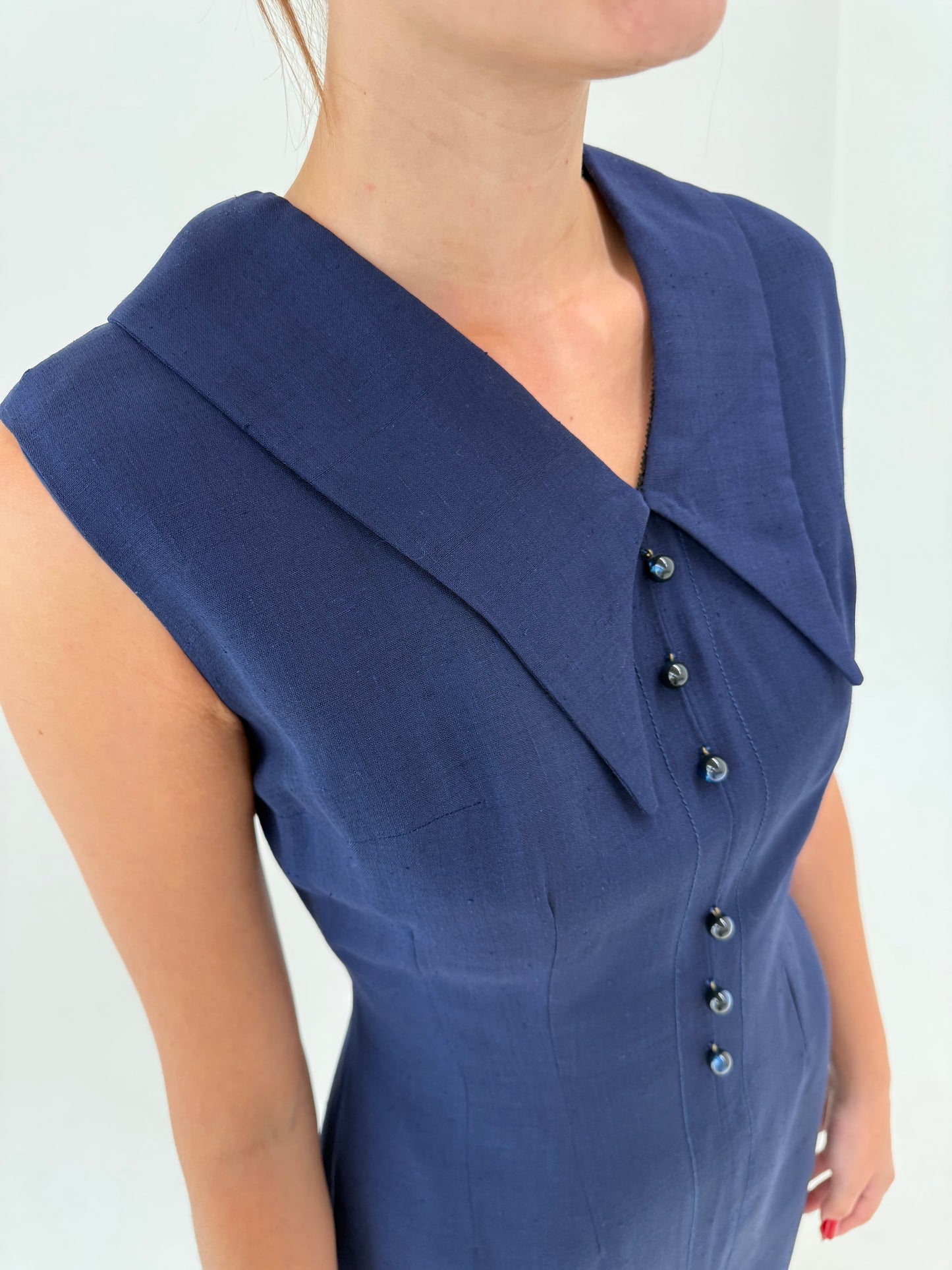 Rochie old vintage sfârșit de ani 60 din  wool crepe și ball buttons specifici perioadei