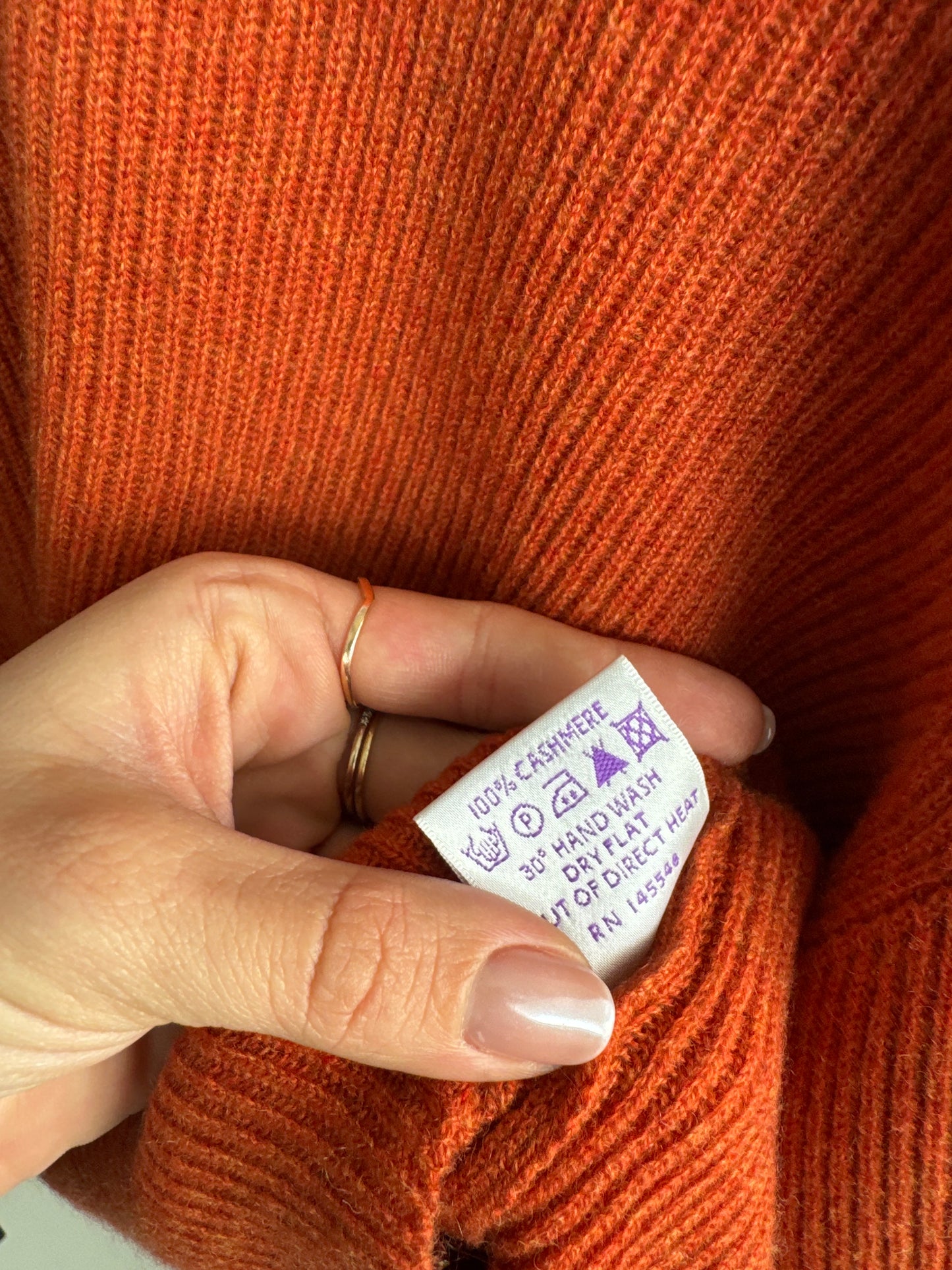 Cardigan rust orange din cașmir high end scoțian cu fir lung excepțional