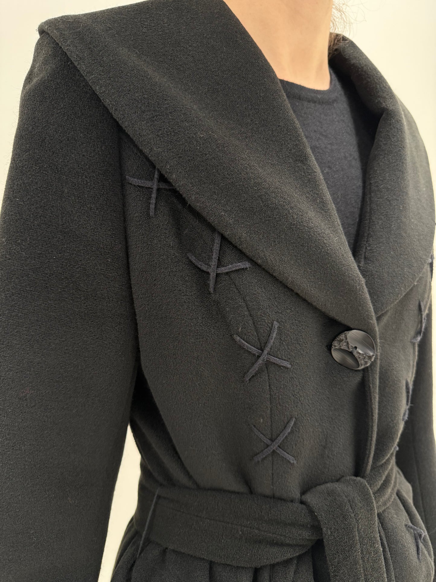 Palton ușor cambrat în croi lung cu cordon din lana extrafina