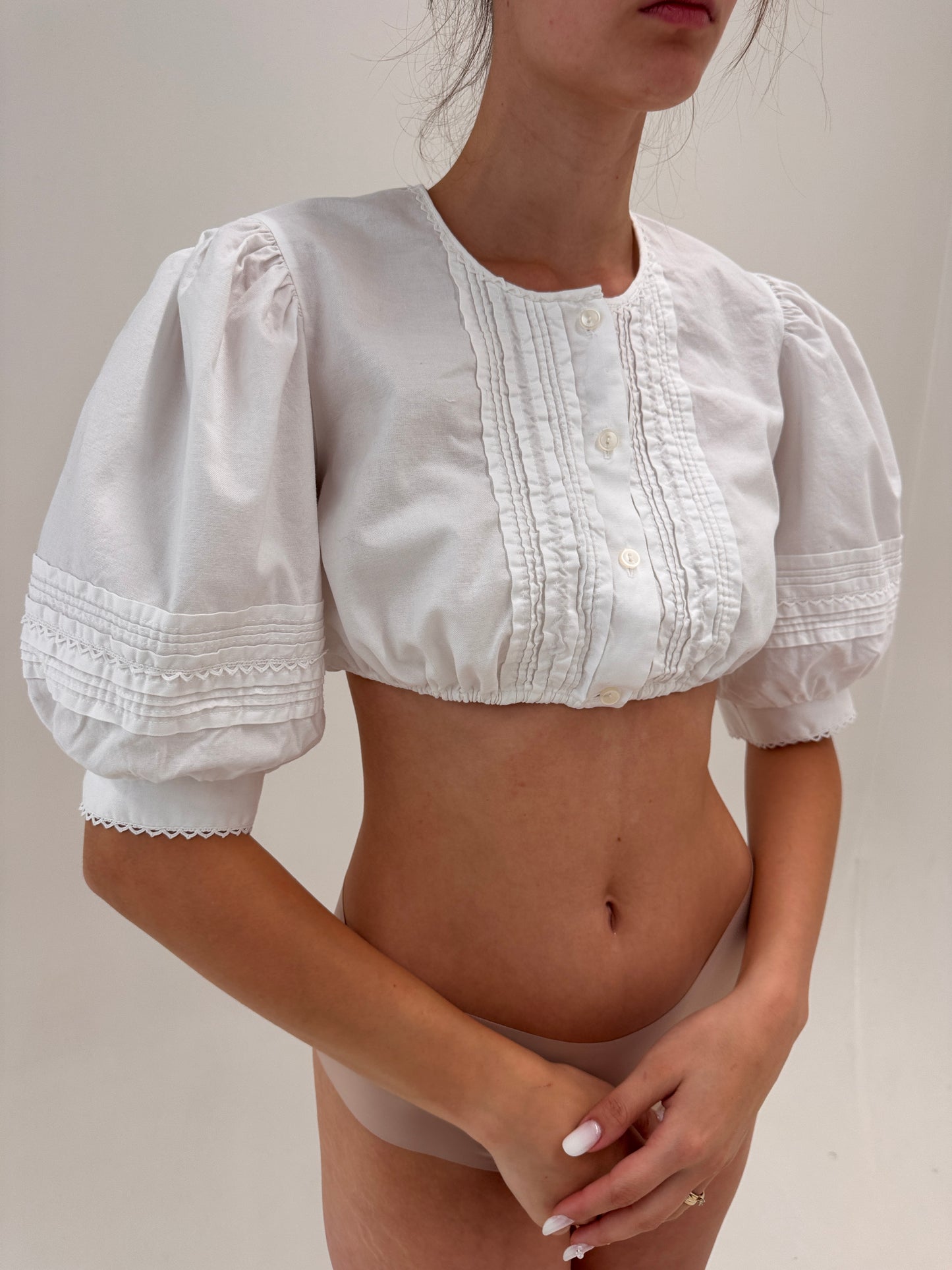 Top vintage cropped din pânză de bumbac și mâneci bufante