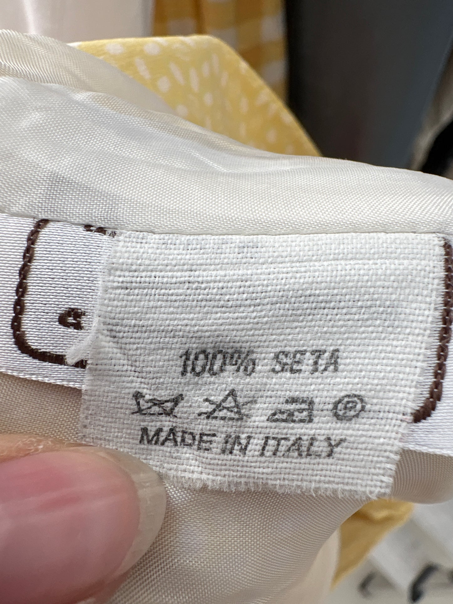 Pantaloni scurti cu aspect de fustă in fata din mătase naturală butter yellow