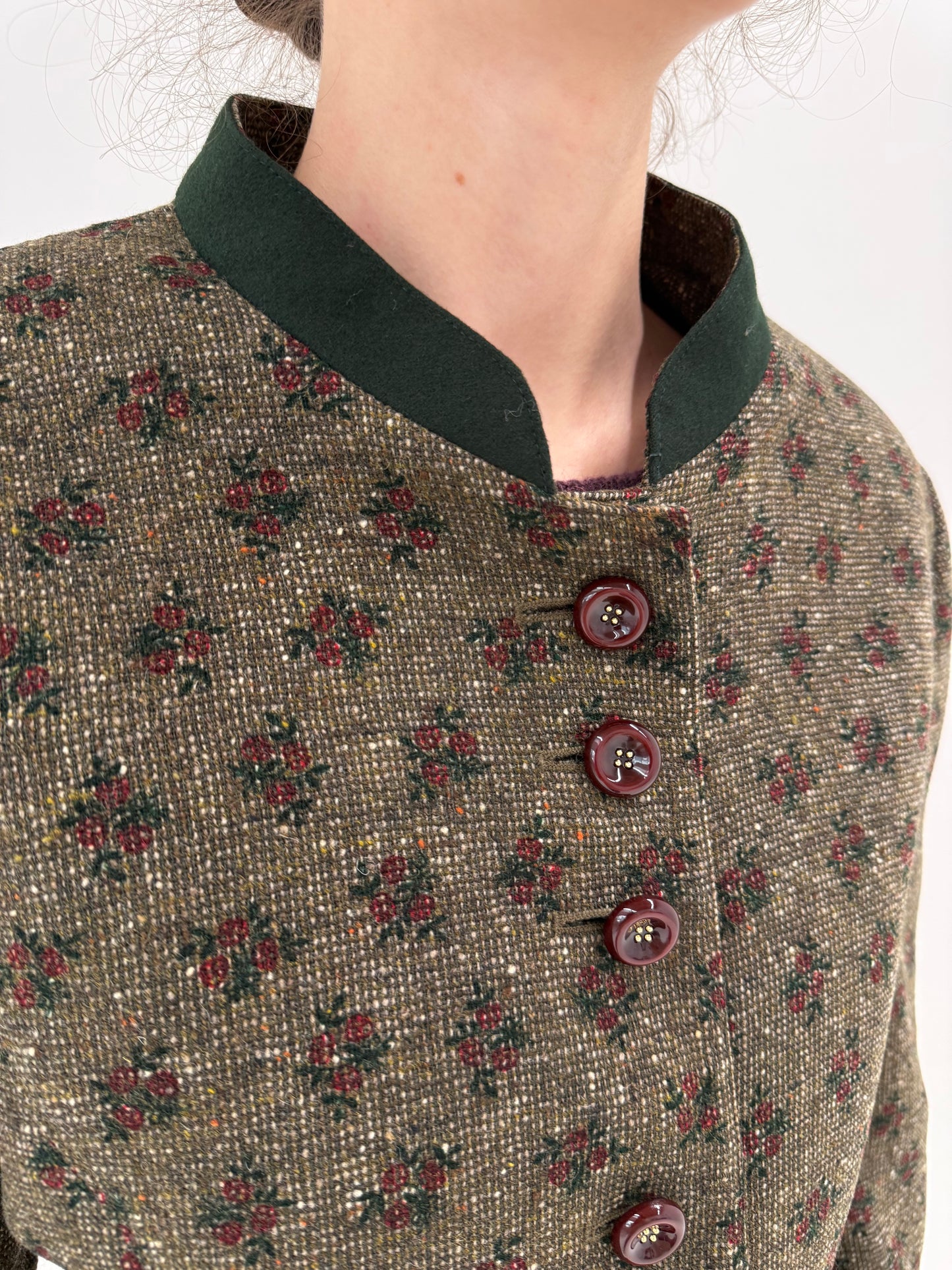 Sacou vintage ușor cambrat din tweed gros cu ținuta și print floral delicat