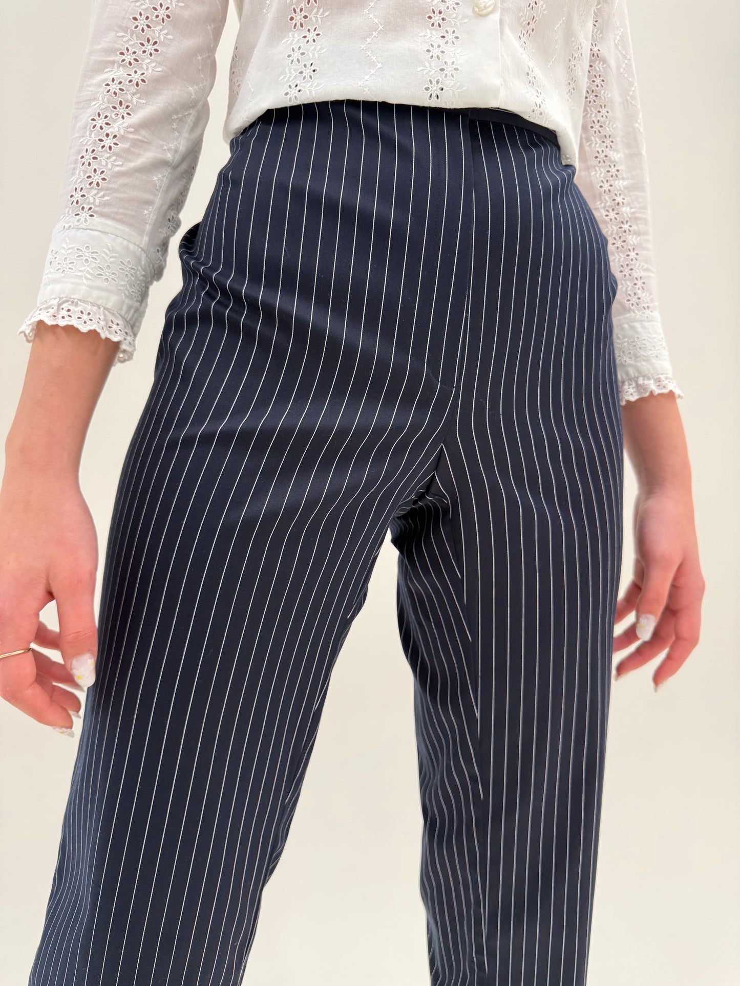 Pantaloni high end Madeleine din bumbac cu dungi fine verticale
