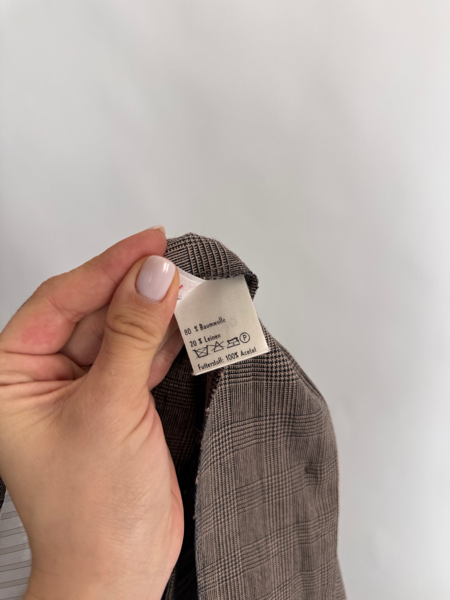 Sacou din pânză în carouri fine și croi minimalist