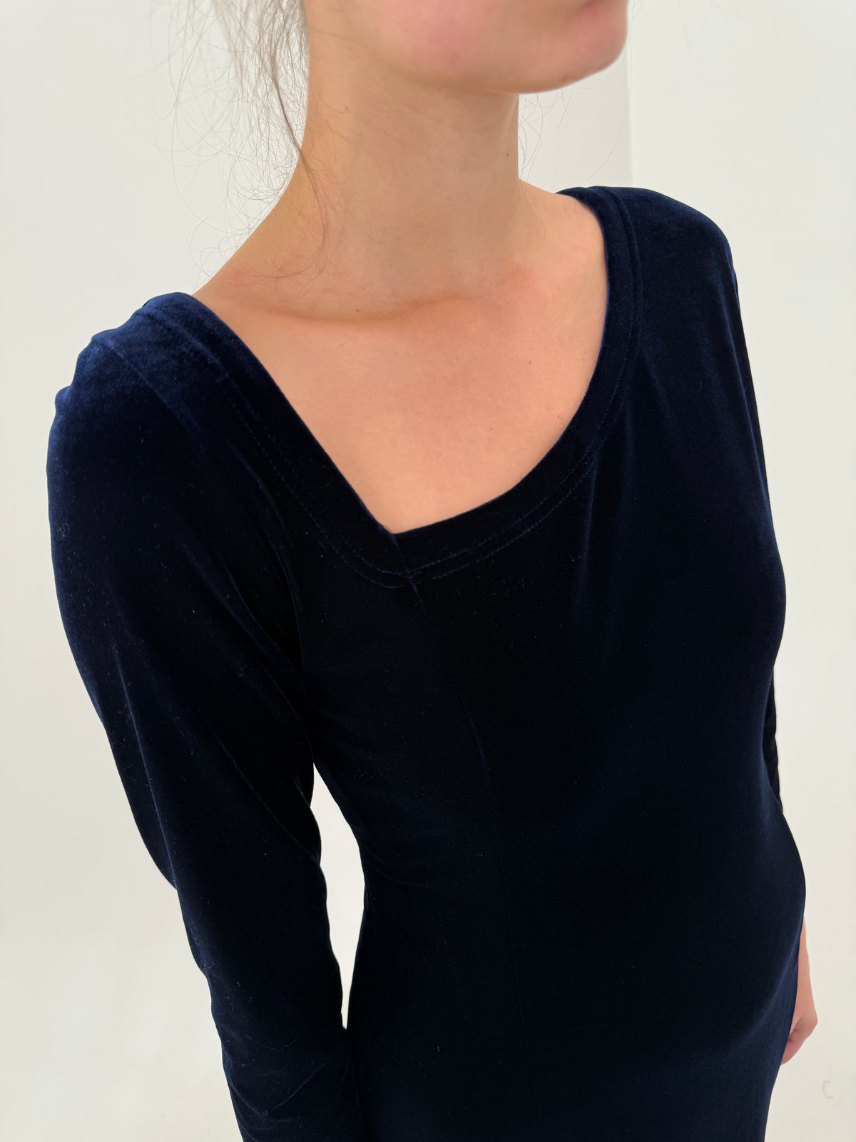 Rochie maxi de brand premium italian în croi ultra chic din catifea midnight blue