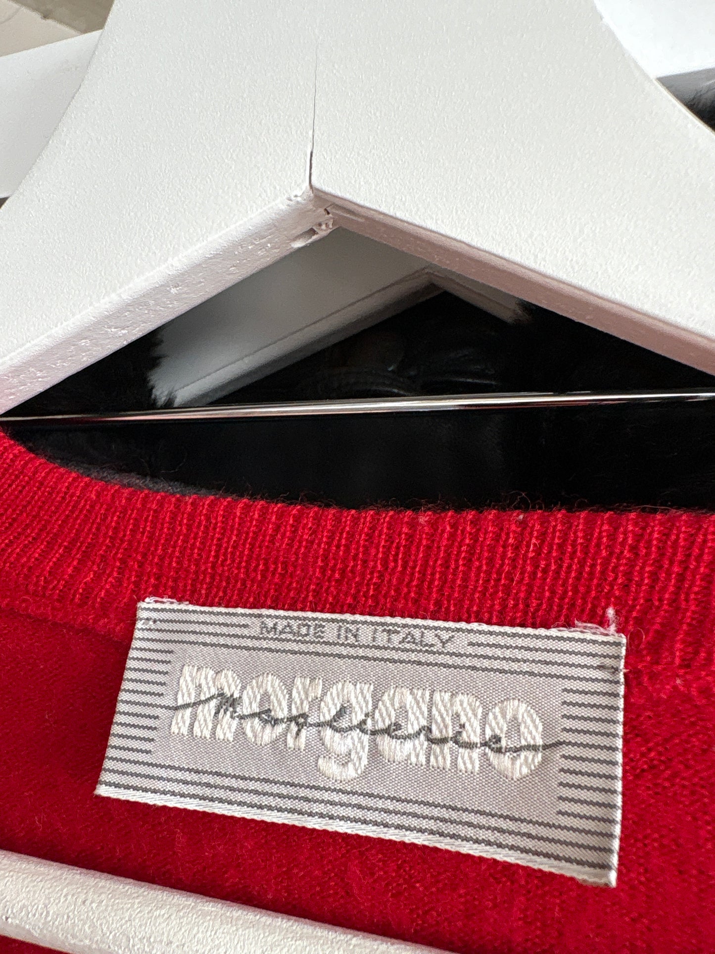 Pulover italian cherry red din lana merino extrafina cu manșete îngustate