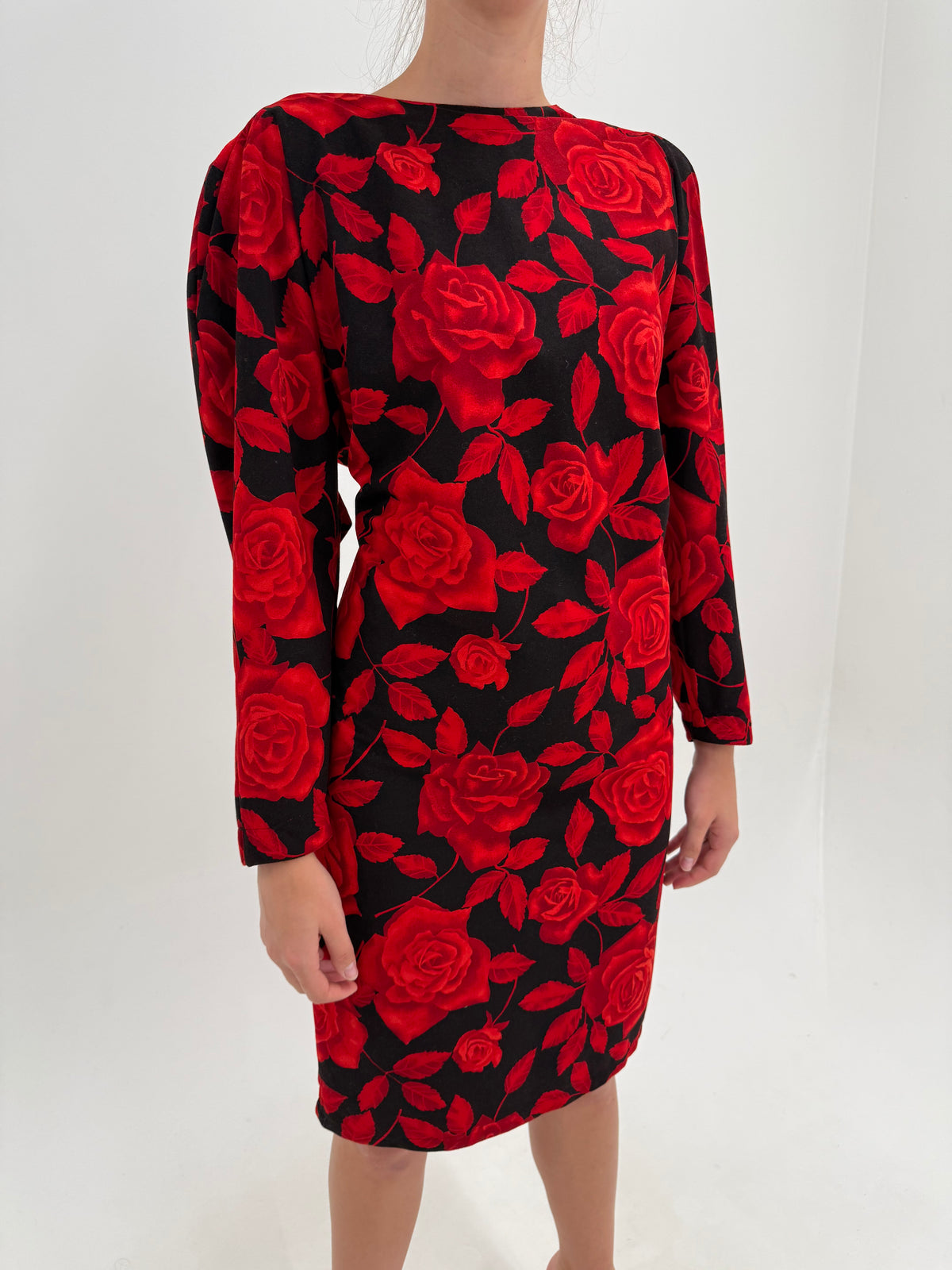 Rochie din lana extrafina neagră cu print roșu cu trandafiri și mâneci ușor bufante