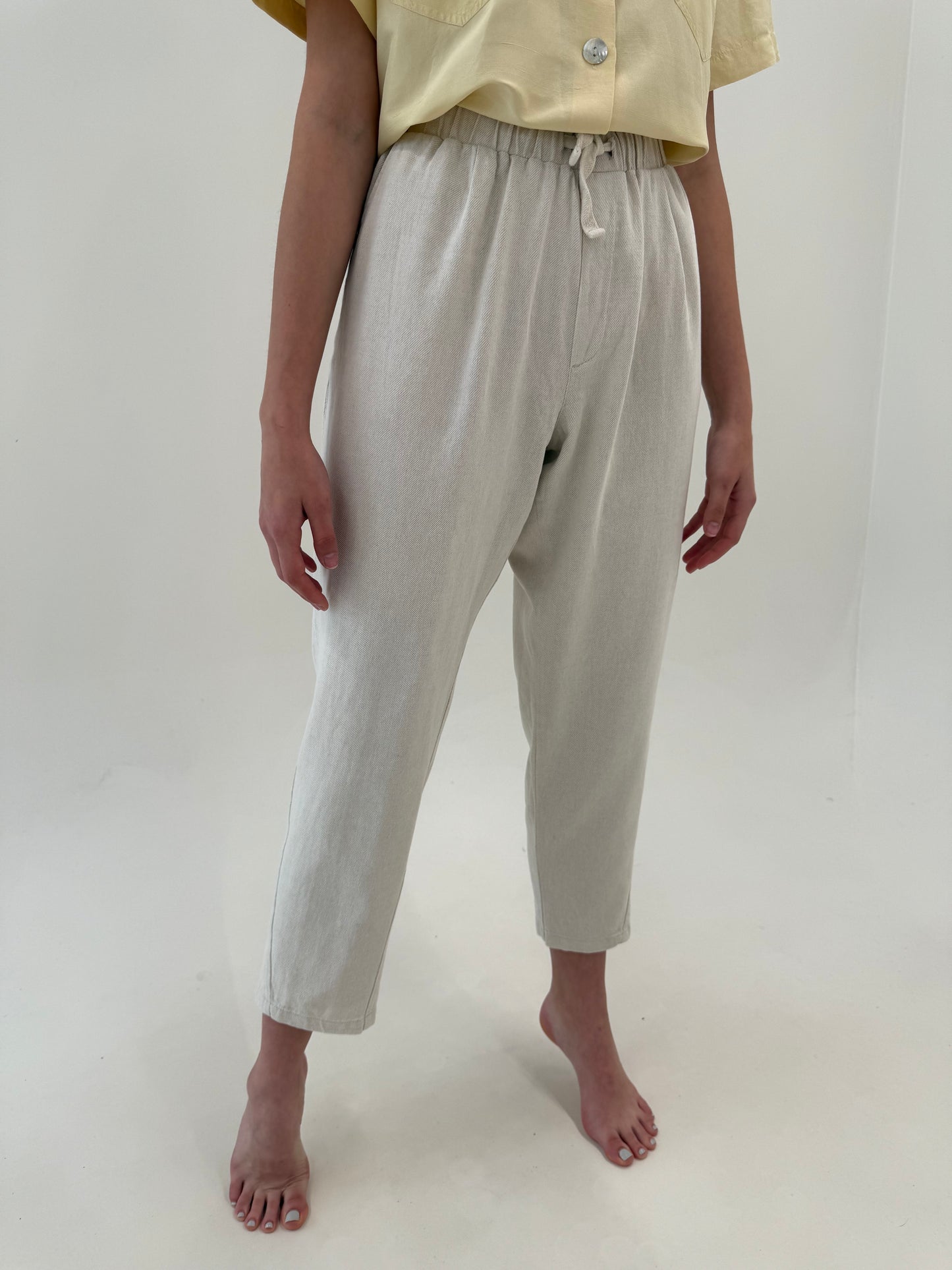 Pantaloni din pânză cu influențe casual și talie elastică