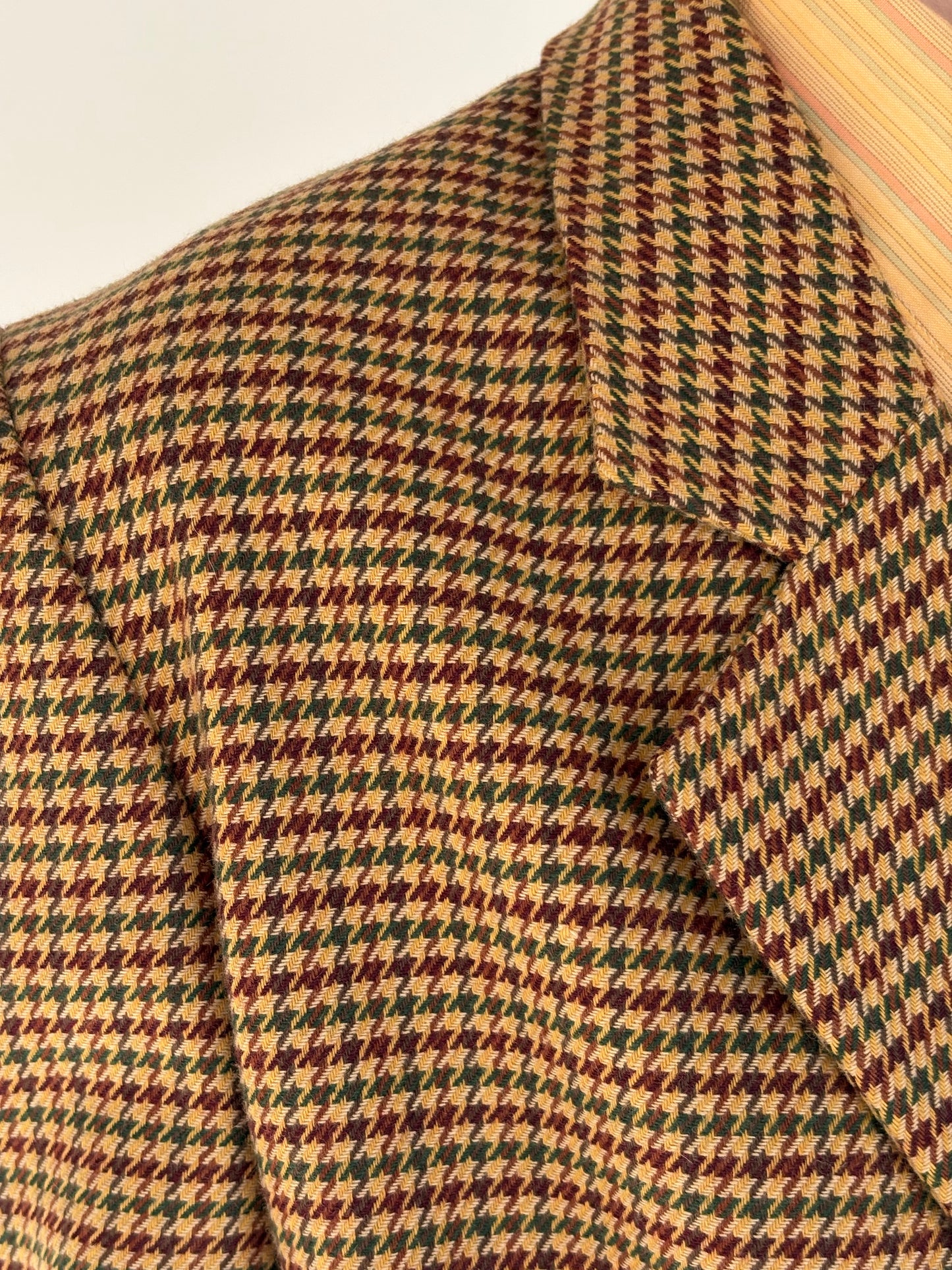 Sacou camel cu închidere dublă în carouri din tweed moale de lana